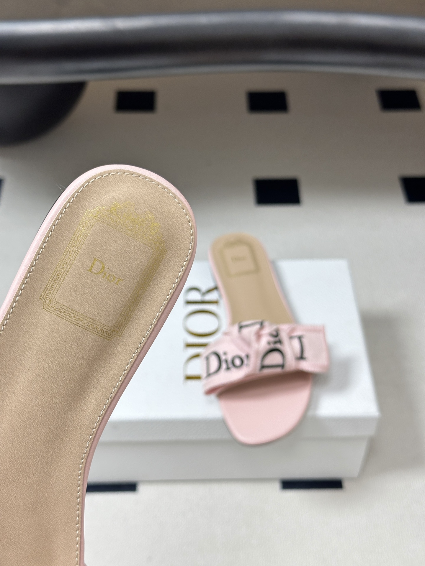 26ss春夏新款Dior 迪奥 J'Adior 经典字母织带蝴蝶结平底凉拖鞋 CD 刺绣粗跟一字带拖鞋这