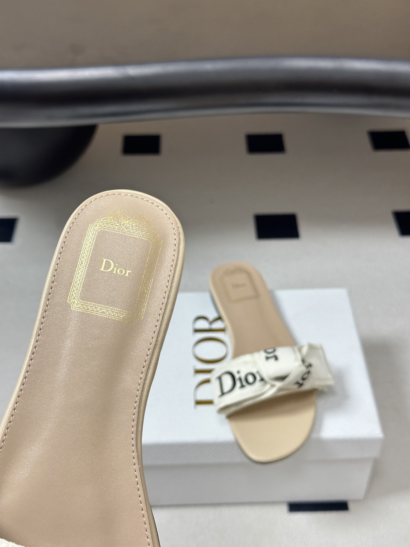 26ss春夏新款Dior 迪奥 J'Adior 经典字母织带蝴蝶结平底凉拖鞋 CD 刺绣粗跟一字带拖鞋这