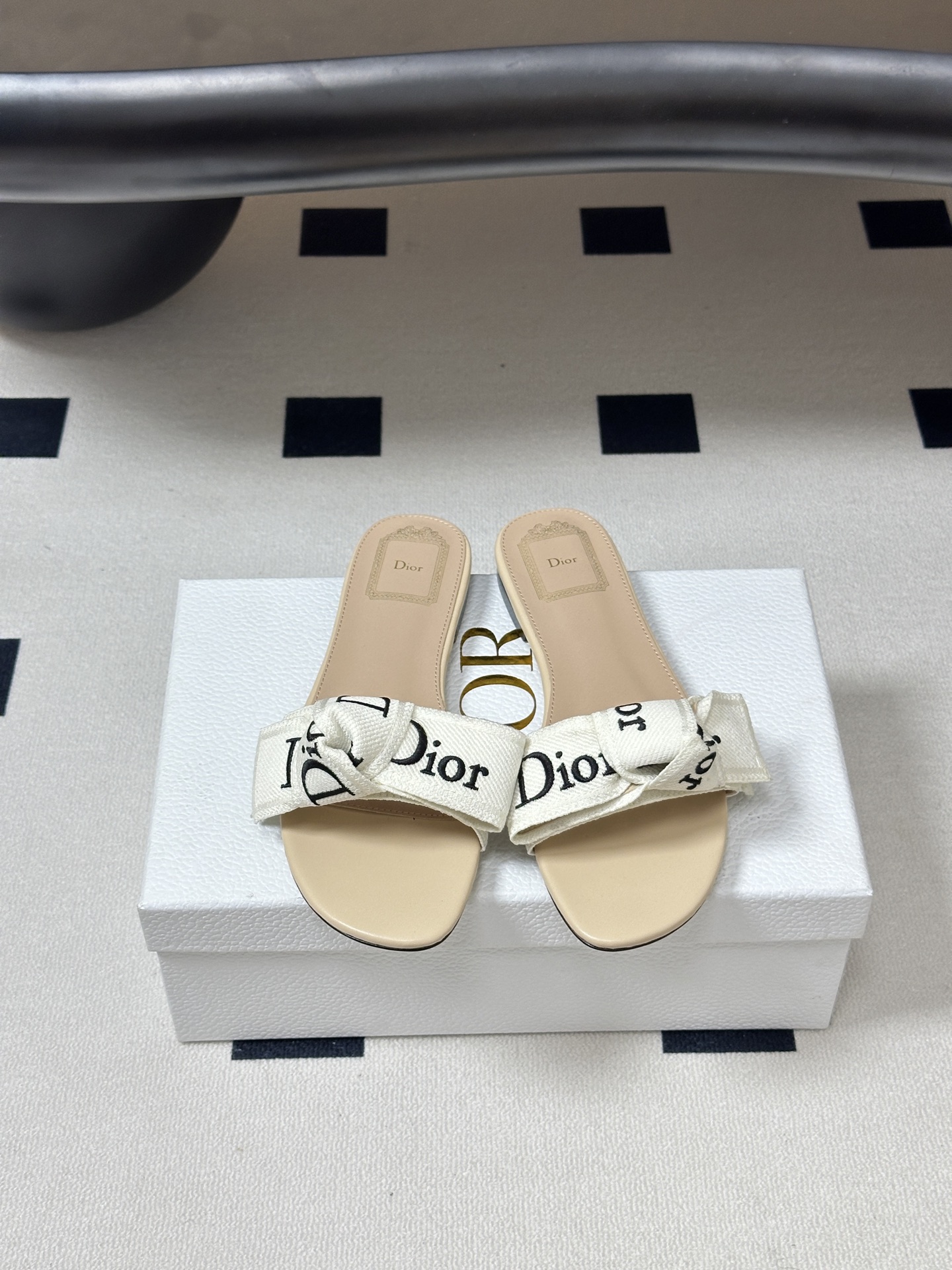 26ss春夏新款Dior 迪奥 J'Adior 经典字母织带蝴蝶结平底凉拖鞋 CD 刺绣粗跟一字带拖鞋这