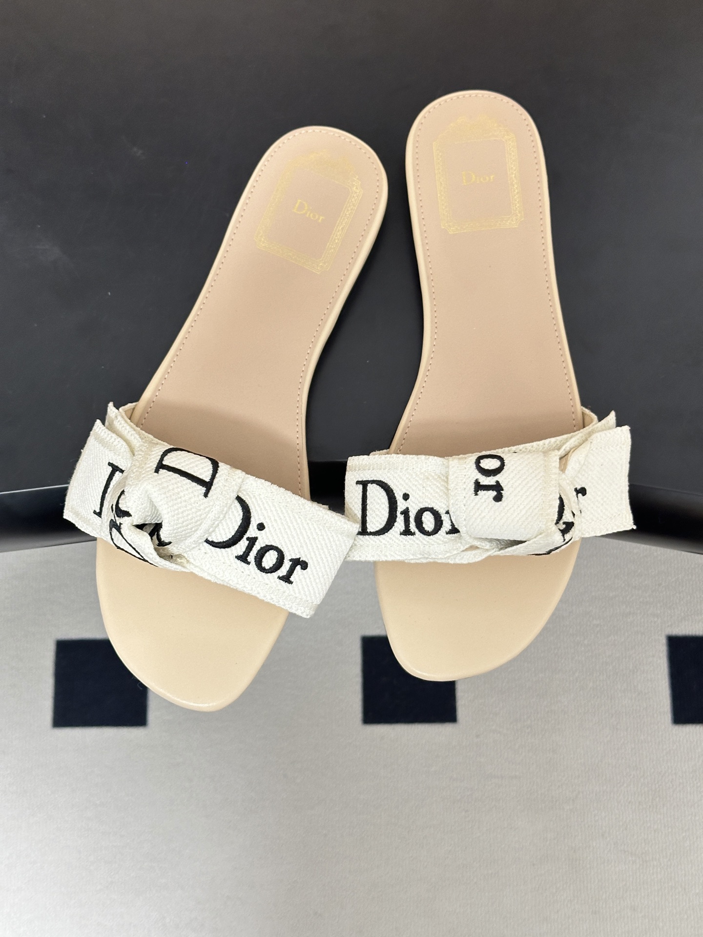 26ss春夏新款Dior 迪奥 J'Adior 经典字母织带蝴蝶结平底凉拖鞋 CD 刺绣粗跟一字带拖鞋这