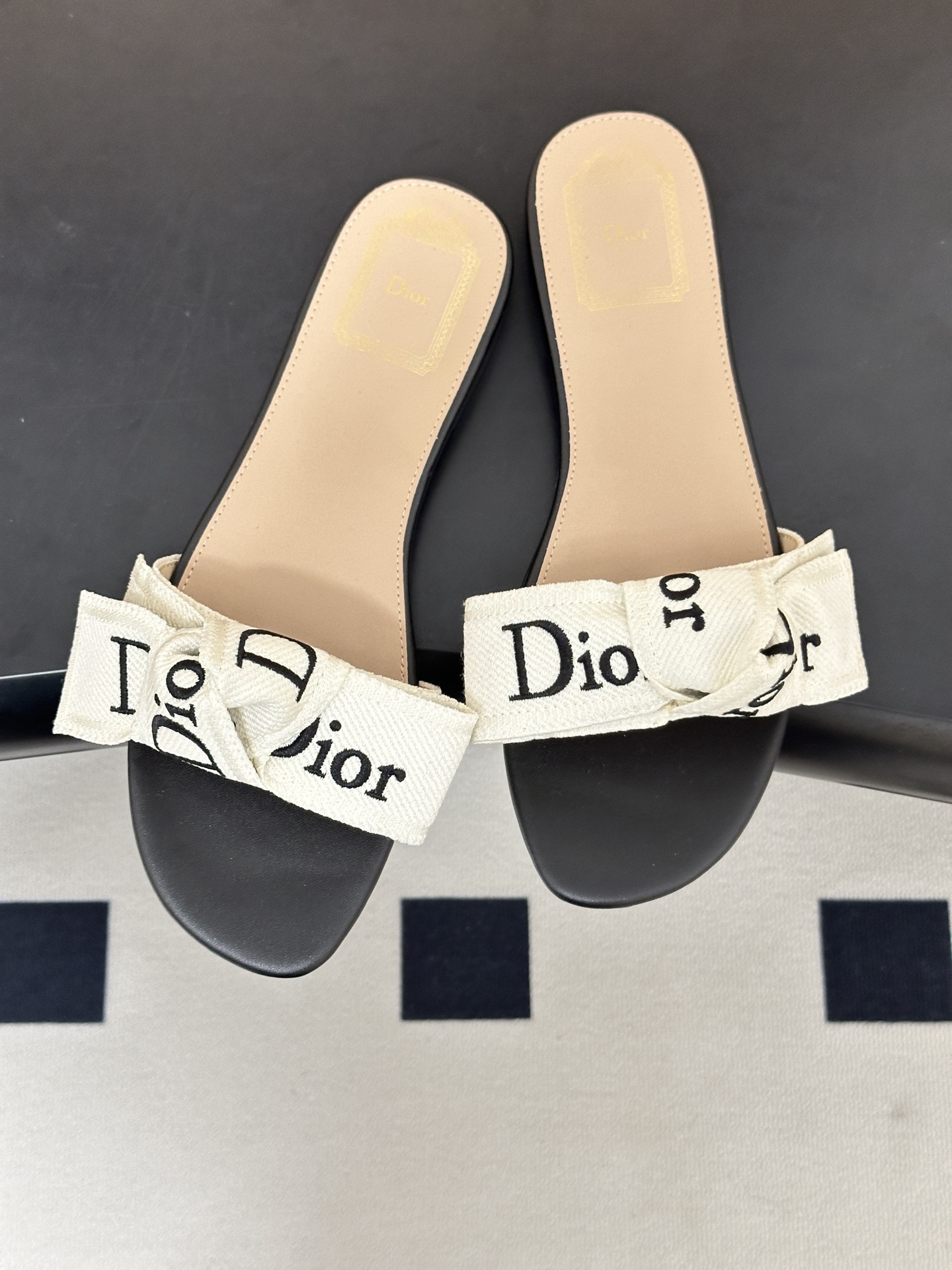 26ss春夏新款Dior 迪奥 J'Adior 经典字母织带蝴蝶结平底凉拖鞋 CD 刺绣粗跟一字带拖鞋这