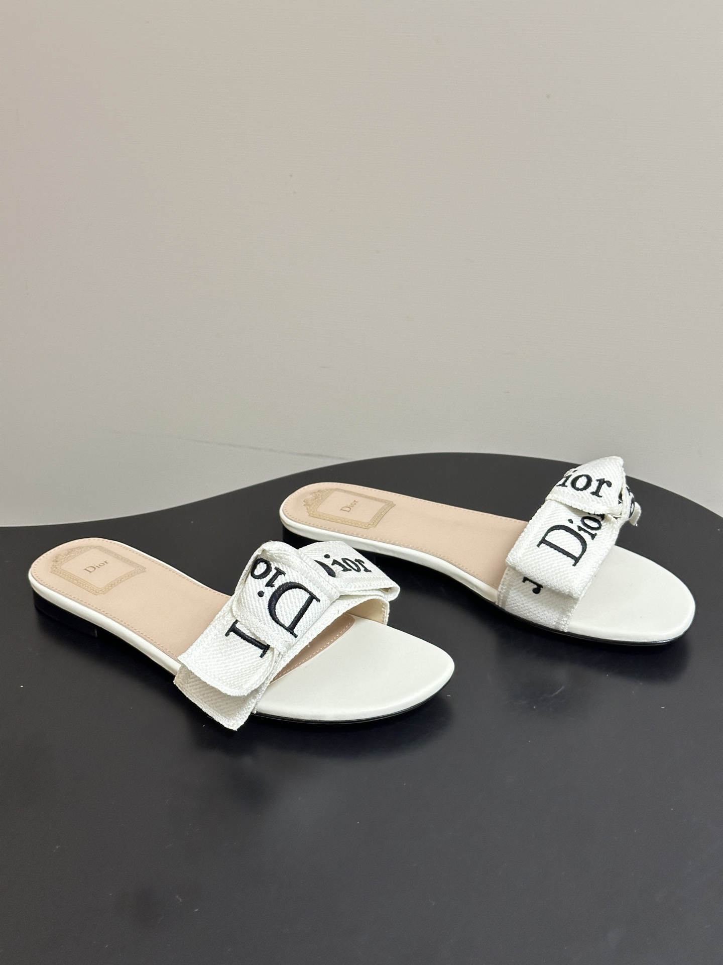 26ss春夏新款Dior 迪奥 J'Adior 经典字母织带蝴蝶结平底凉拖鞋 CD 刺绣粗跟一字带拖鞋这