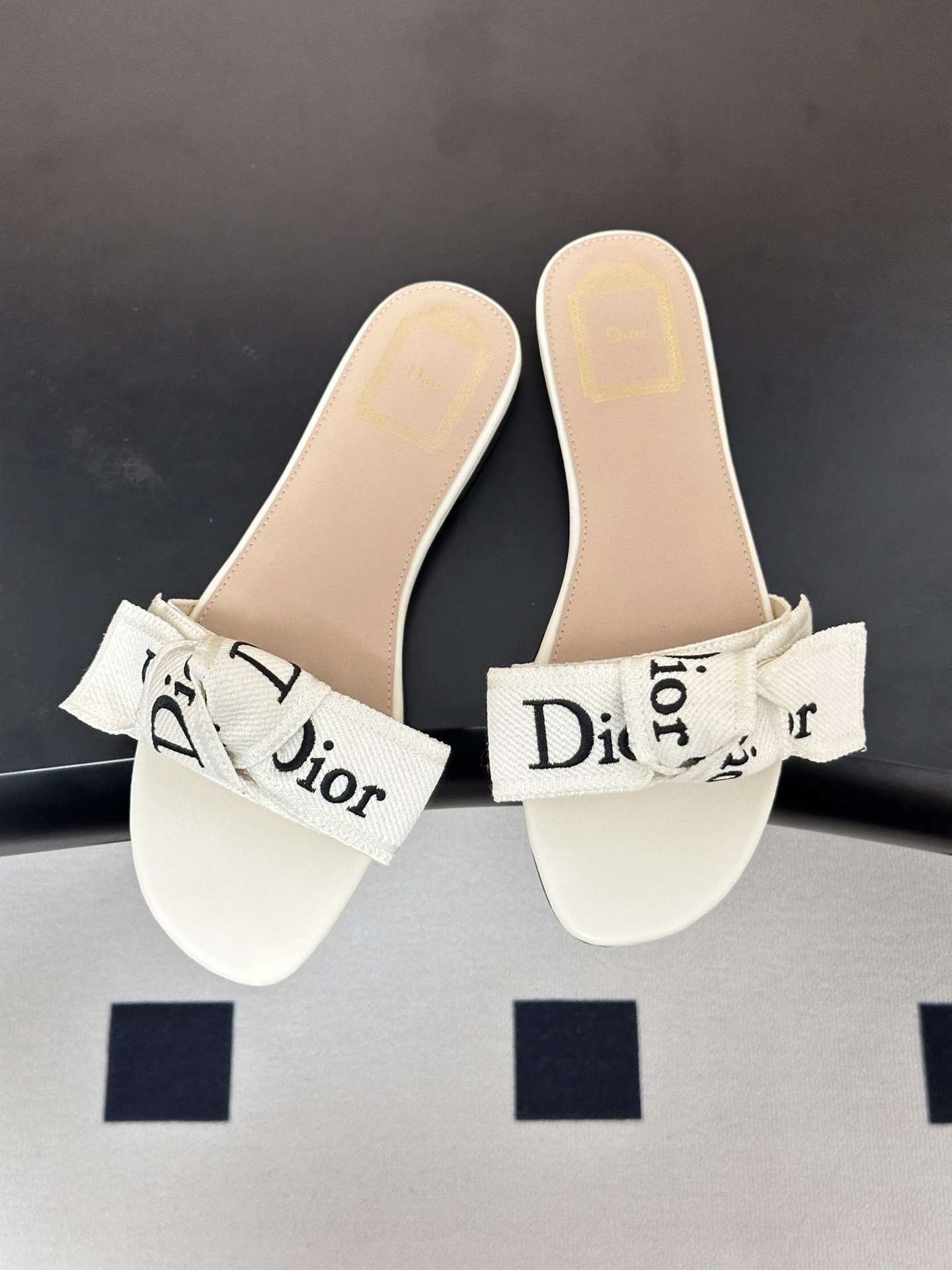 26ss春夏新款Dior 迪奥 J'Adior 经典字母织带蝴蝶结平底凉拖鞋 CD 刺绣粗跟一字带拖鞋这