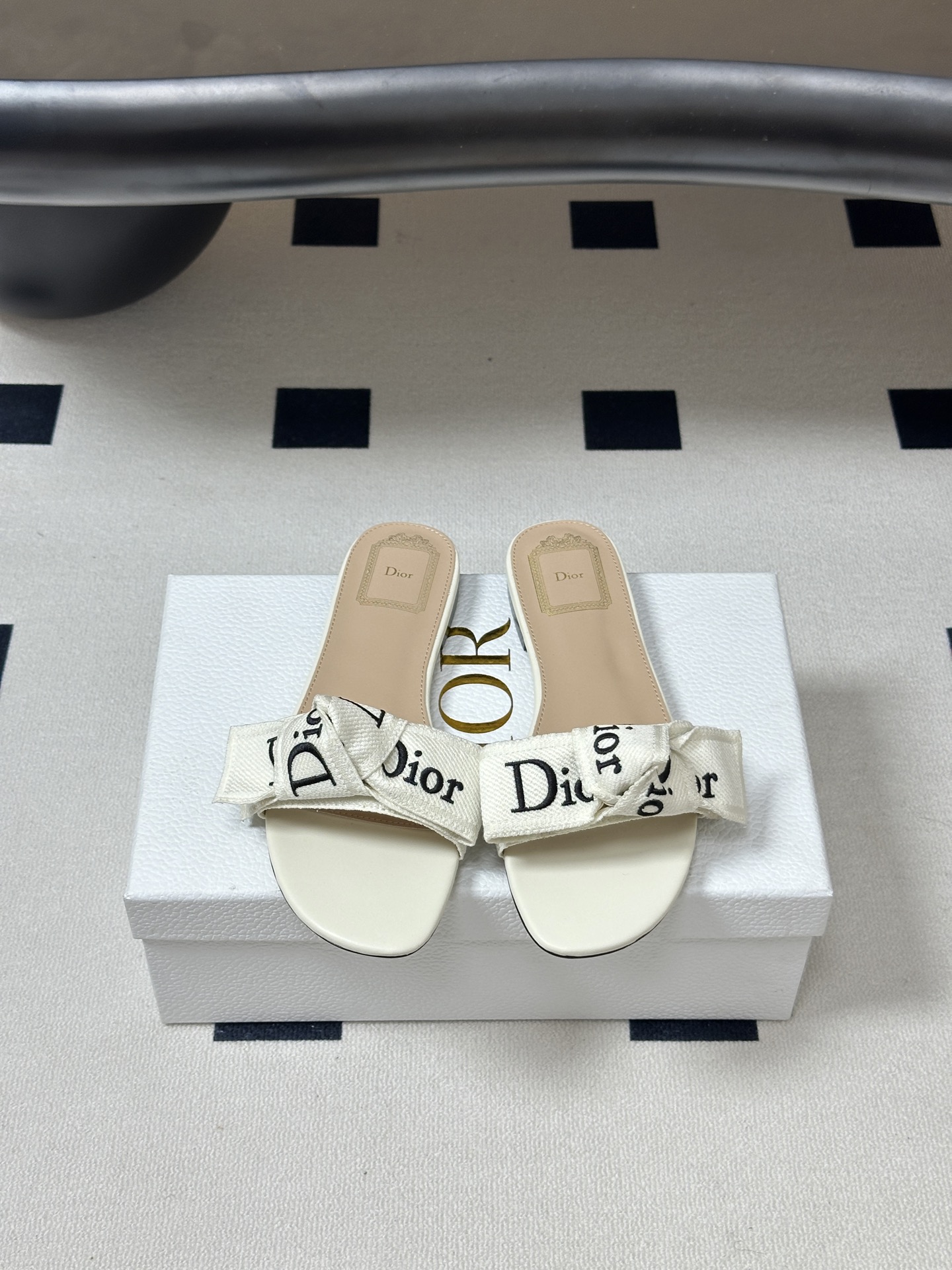 26ss春夏新款Dior 迪奥 J'Adior 经典字母织带蝴蝶结平底凉拖鞋 CD 刺绣粗跟一字带拖鞋这