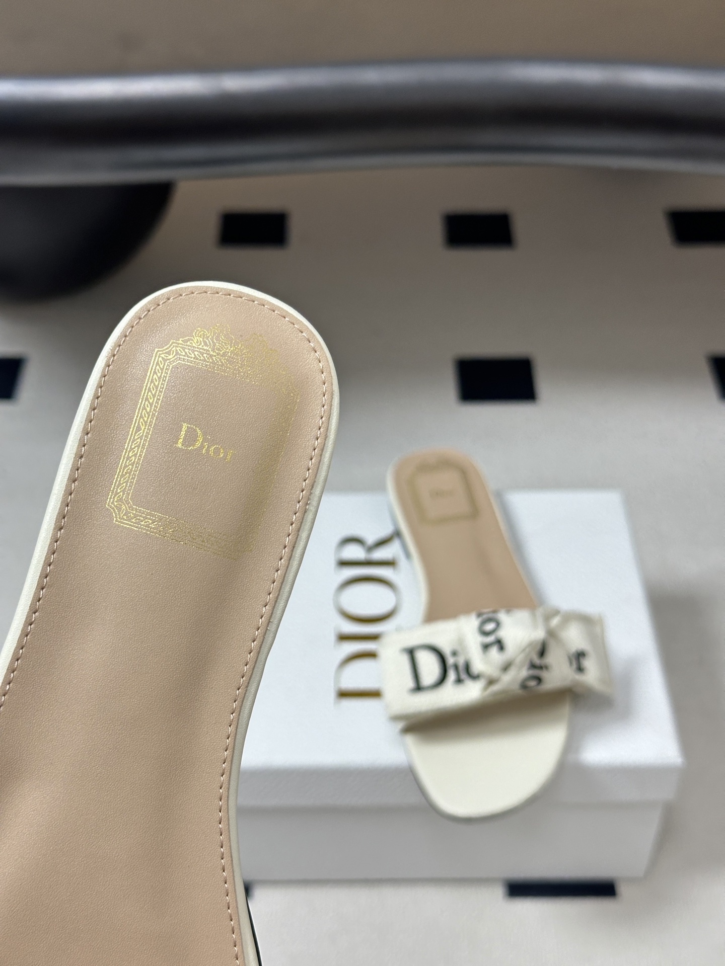 26ss春夏新款Dior 迪奥 J'Adior 经典字母织带蝴蝶结平底凉拖鞋 CD 刺绣粗跟一字带拖鞋这