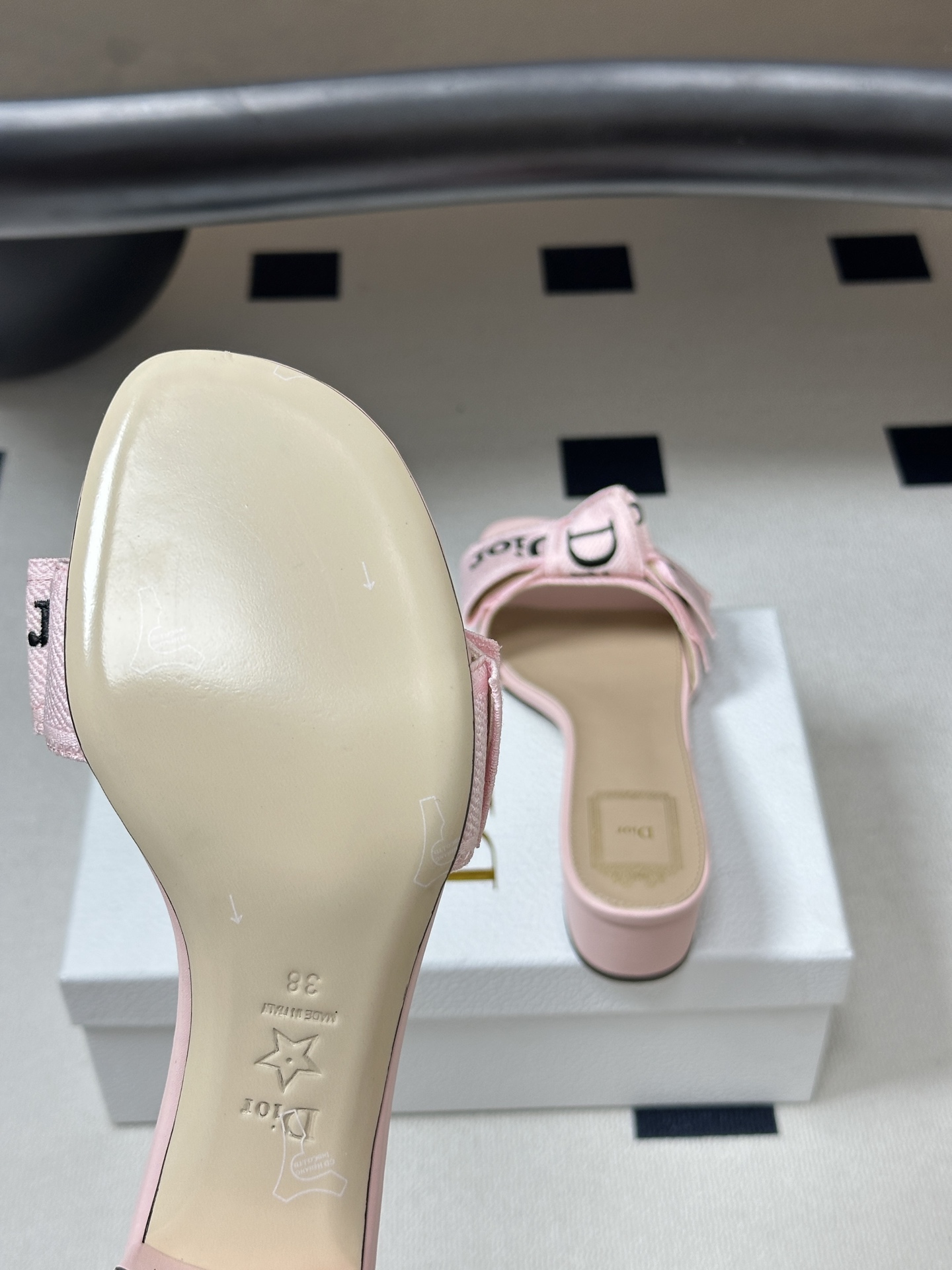 26ss春夏新款Dior 迪奥 J'Adior 经典字母织带蝴蝶结平底凉拖鞋 CD 刺绣粗跟一字带拖鞋这
