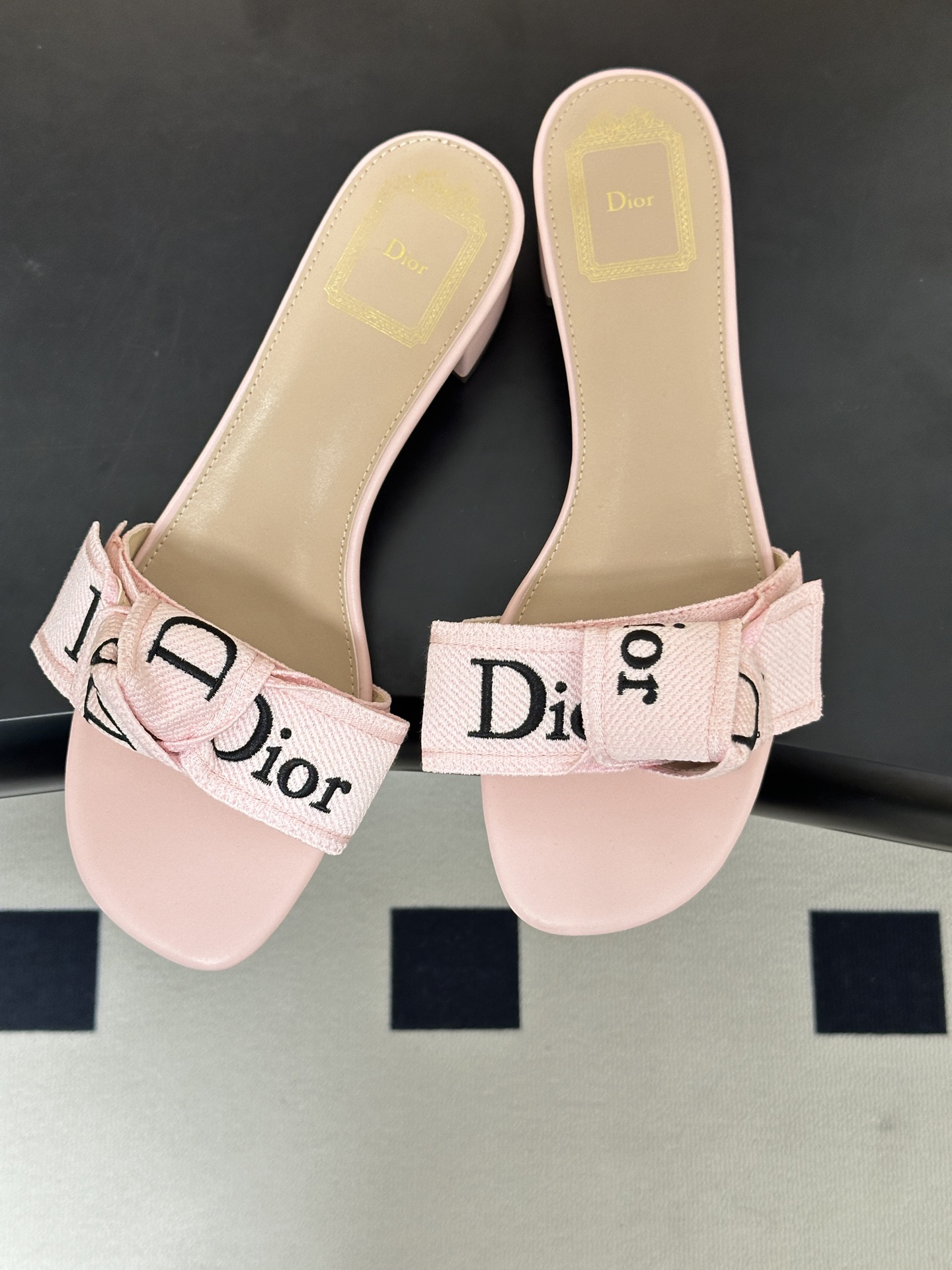 26ss春夏新款Dior 迪奥 J'Adior 经典字母织带蝴蝶结平底凉拖鞋 CD 刺绣粗跟一字带拖鞋这