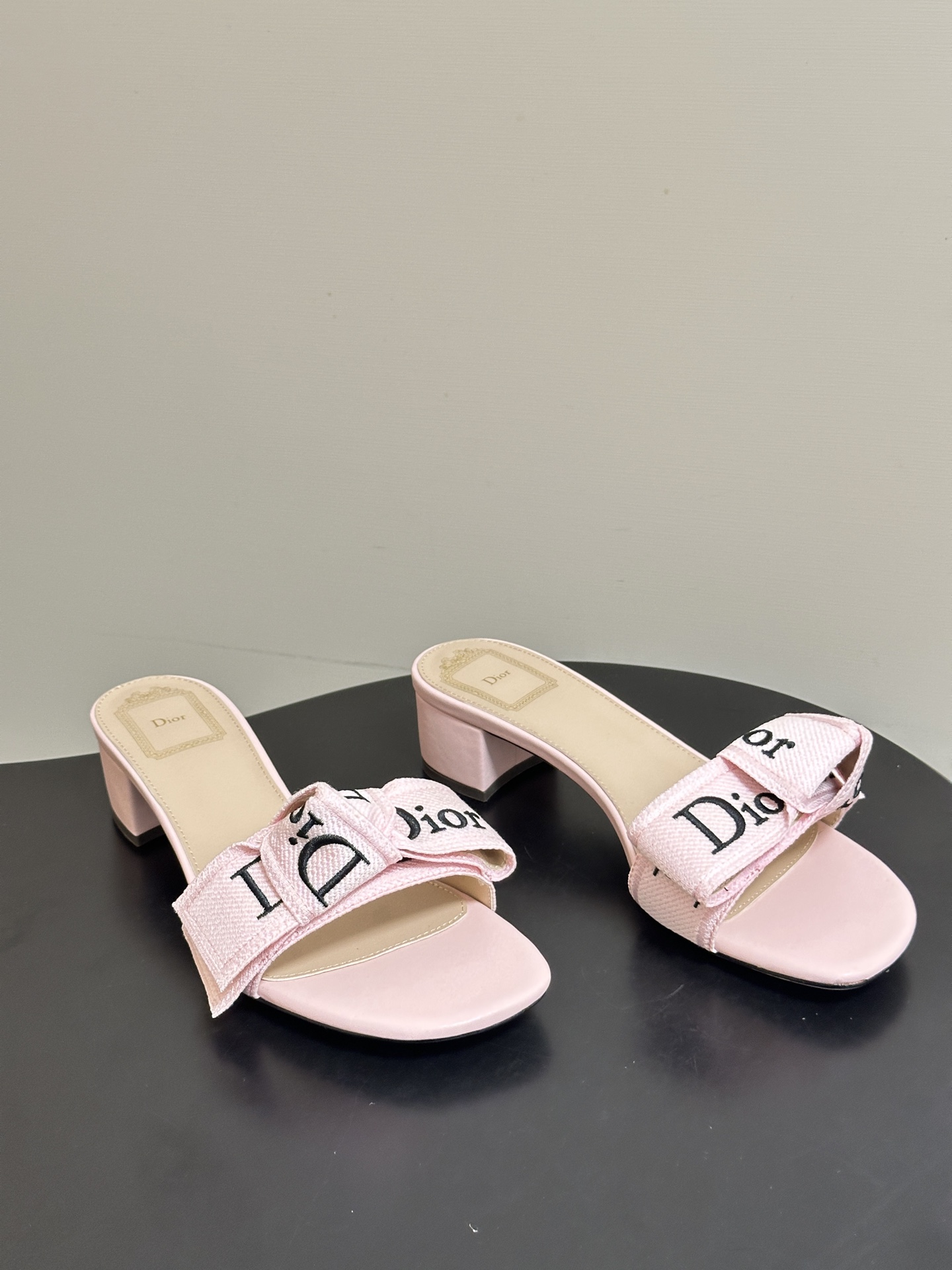 26ss春夏新款Dior 迪奥 J'Adior 经典字母织带蝴蝶结平底凉拖鞋 CD 刺绣粗跟一字带拖鞋这