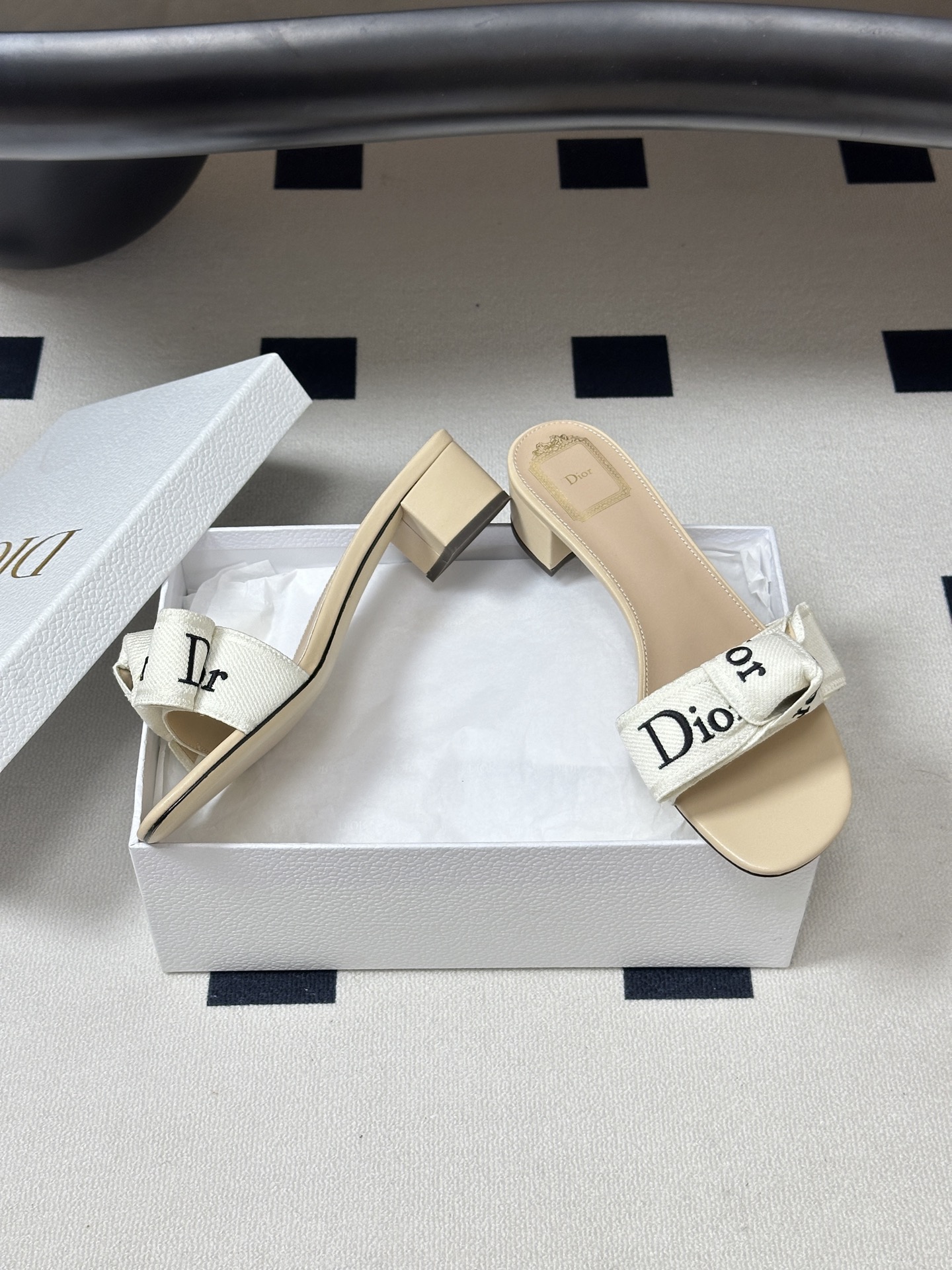 26ss春夏新款Dior 迪奥 J'Adior 经典字母织带蝴蝶结平底凉拖鞋 CD 刺绣粗跟一字带拖鞋这