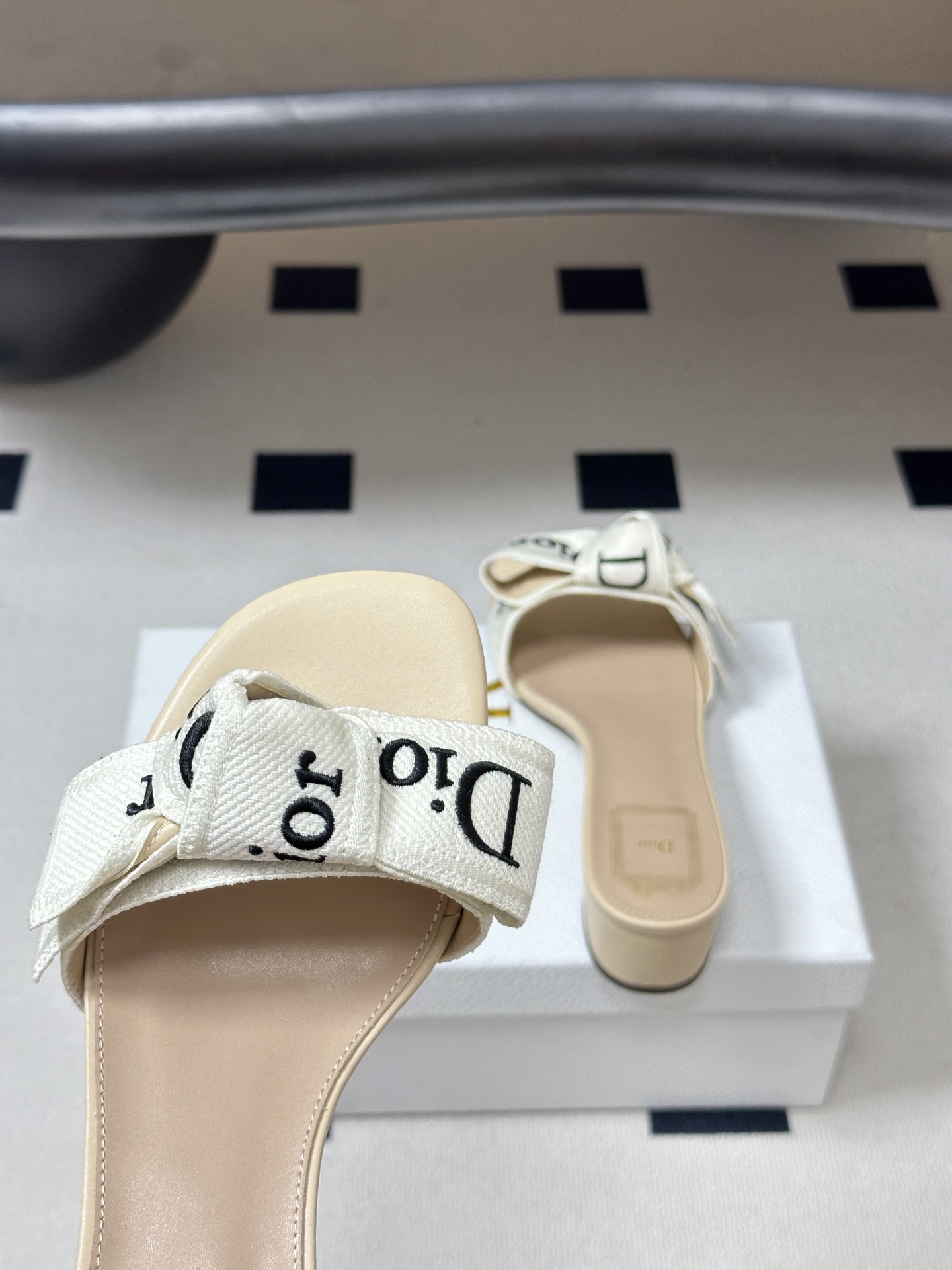 26ss春夏新款Dior 迪奥 J'Adior 经典字母织带蝴蝶结平底凉拖鞋 CD 刺绣粗跟一字带拖鞋这