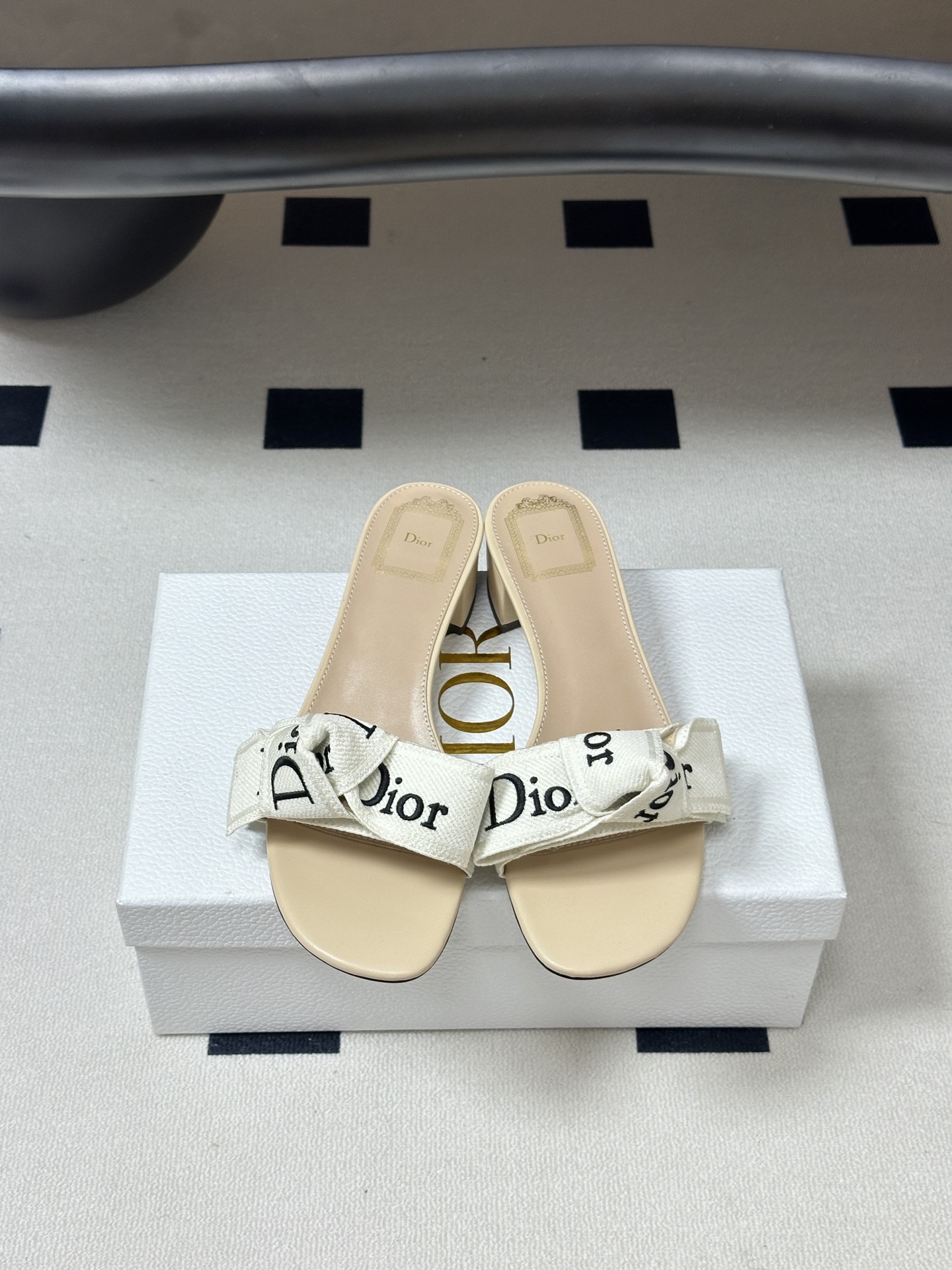26ss春夏新款Dior 迪奥 J'Adior 经典字母织带蝴蝶结平底凉拖鞋 CD 刺绣粗跟一字带拖鞋这