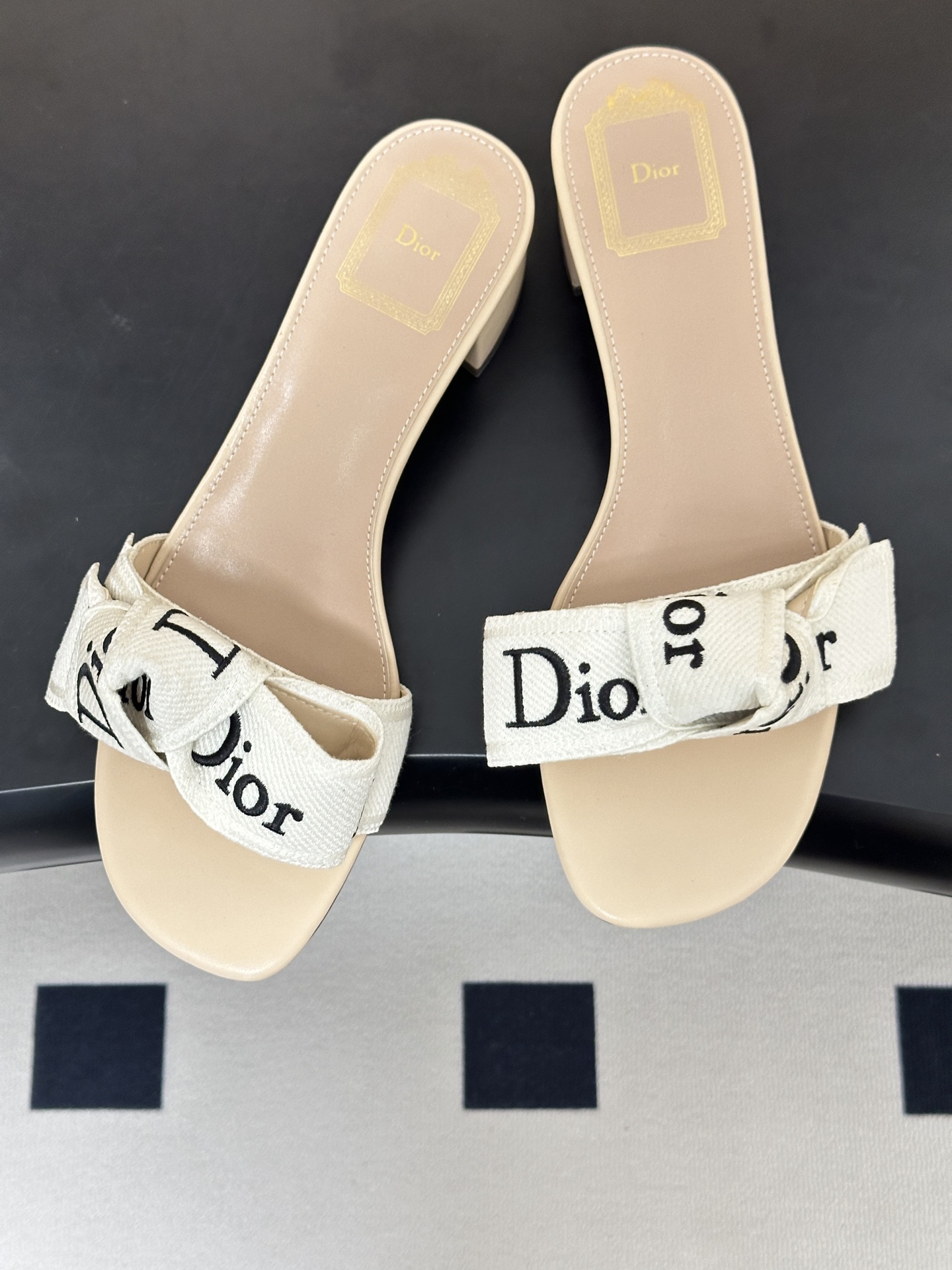 26ss春夏新款Dior 迪奥 J'Adior 经典字母织带蝴蝶结平底凉拖鞋 CD 刺绣粗跟一字带拖鞋这