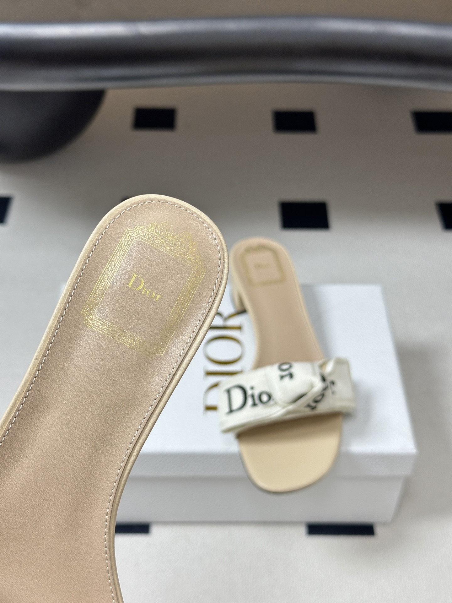 26ss春夏新款Dior 迪奥 J'Adior 经典字母织带蝴蝶结平底凉拖鞋 CD 刺绣粗跟一字带拖鞋这