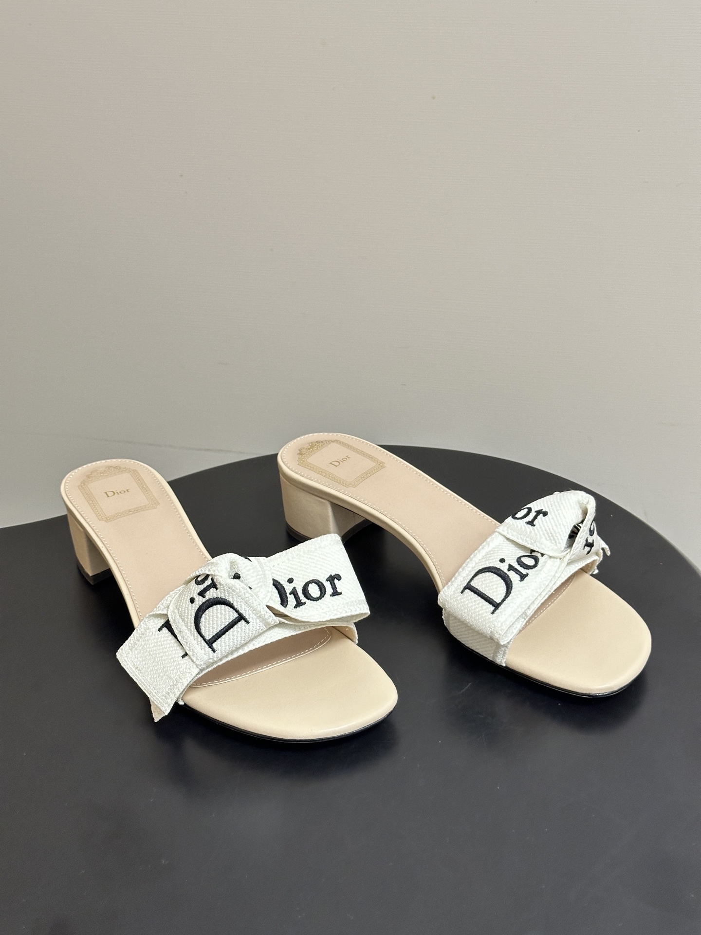 26ss春夏新款Dior 迪奥 J'Adior 经典字母织带蝴蝶结平底凉拖鞋 CD 刺绣粗跟一字带拖鞋这