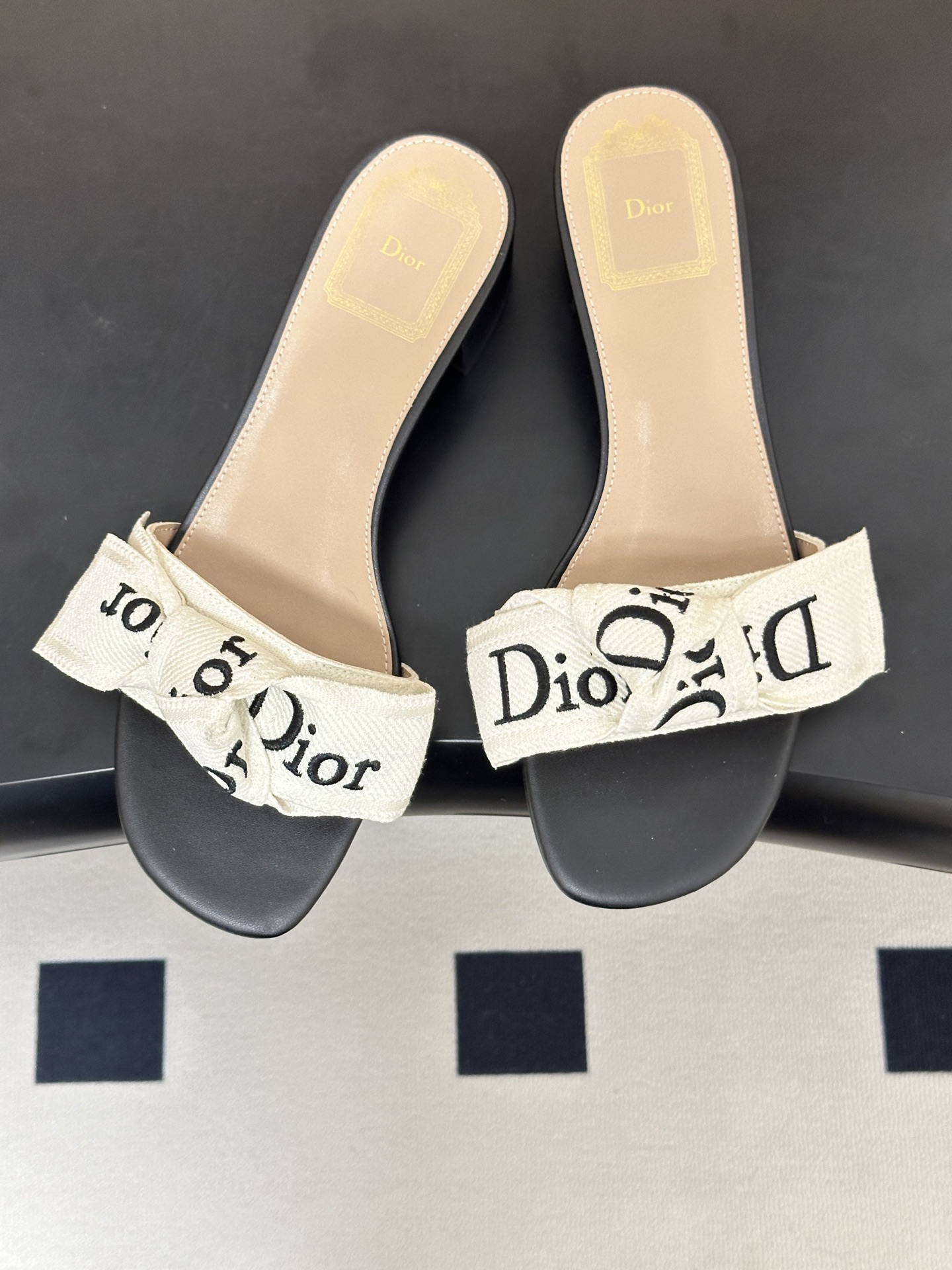 26ss春夏新款Dior 迪奥 J'Adior 经典字母织带蝴蝶结平底凉拖鞋 CD 刺绣粗跟一字带拖鞋这