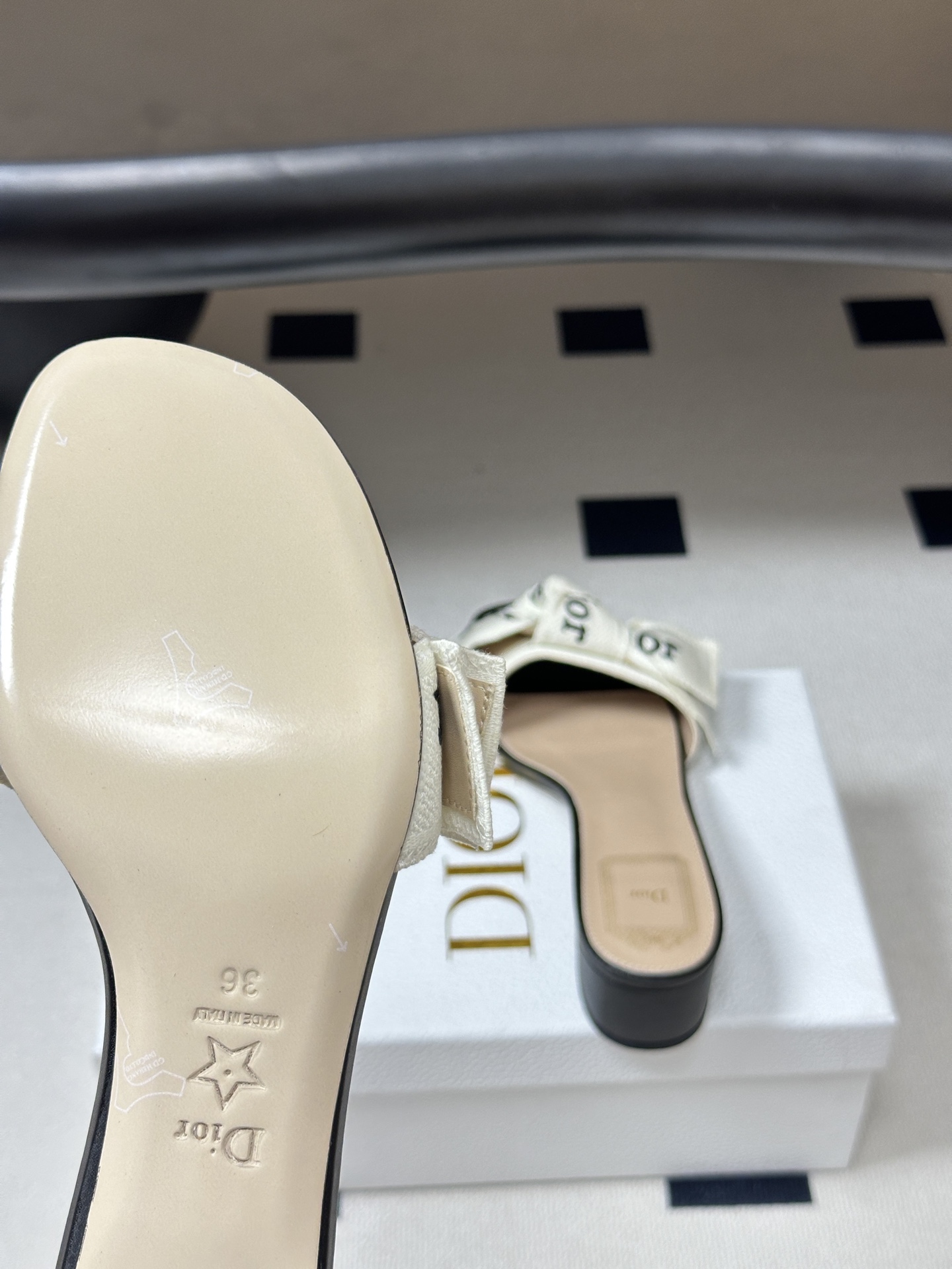 26ss春夏新款Dior 迪奥 J'Adior 经典字母织带蝴蝶结平底凉拖鞋 CD 刺绣粗跟一字带拖鞋这