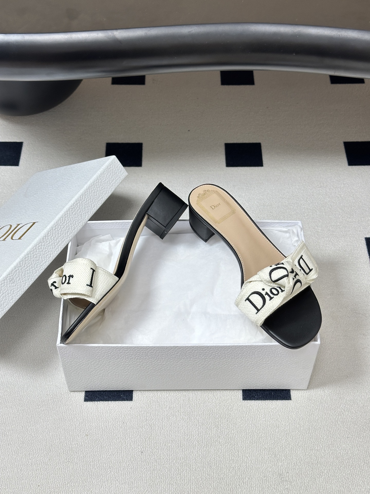 26ss春夏新款Dior 迪奥 J'Adior 经典字母织带蝴蝶结平底凉拖鞋 CD 刺绣粗跟一字带拖鞋这