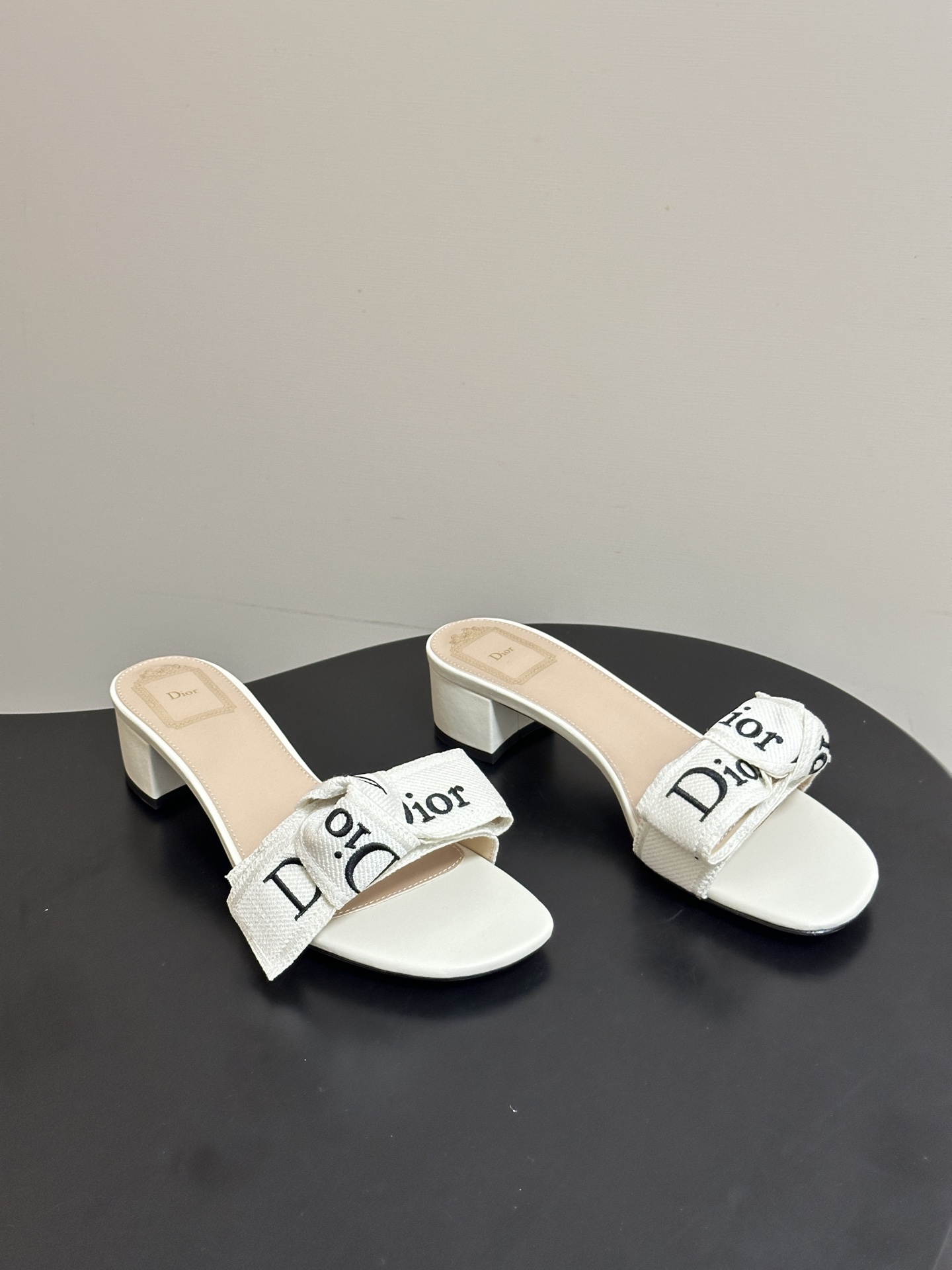 NO:817588,- 26ss spring and summer new Dior Dior J'Adior classic letter web bow flat sandals CD embroidered thick heel one-strap slippers This J'Adior heel sandals are designed by Jonathan Anderson (Jonathan Anderson)  Anderson) presents a new interpretation of Dior's classic series, highlighting Dior's exquisite craftsmanship and enhancing its style with a sense of fashion. It is carefully made of colorful (Soupirpink) cotton embroidery fabrics, and the two-color Dior embroidery ribbon is tied into a large flat bow, which is unique. Paired with a 3.5 cm thick heel, it is more fashionable and elegant. The upper is made of high-temperature water-soluble electro-embroidery technology fabric, the lining is sheepskin, and the sole is Italian genuine leather.  High heel flat/3.5cm, size 35-39 (34.40.41.42.43, custom made, non-refundable), slippers, dior, dior, slippers, sheepskin, Leather soles19860909- 26ss春夏新款Dior 迪奥 J'Adior 经典字母织带蝴蝶结平底凉拖鞋 CD 刺绣粗跟一字带拖鞋 这款 J'Adior带跟凉拖由乔纳森.安德森(Jonathan Anderson)倾情呈献,全新演绎Dior的经典系列,彰显Dior的精湛工艺,以时尚感提升格调.采用彩色色(Soupirpink)棉质刺绣面料精心制作,双色Dior刺绣饰带系成大号扁平蝴蝶结,别具一格.搭配3.5厘米粗跟,更显时髦高雅. 鞋面高温水溶电绣科技面料 内里垫脚羊皮 鞋底意大利真皮大底 跟高平底/3.5cm 码数35-39（34.40.41.42.43 定做不退换）,拖鞋,dior,dior,slippers,sheepskin,Leather soles,Women's Shoes
