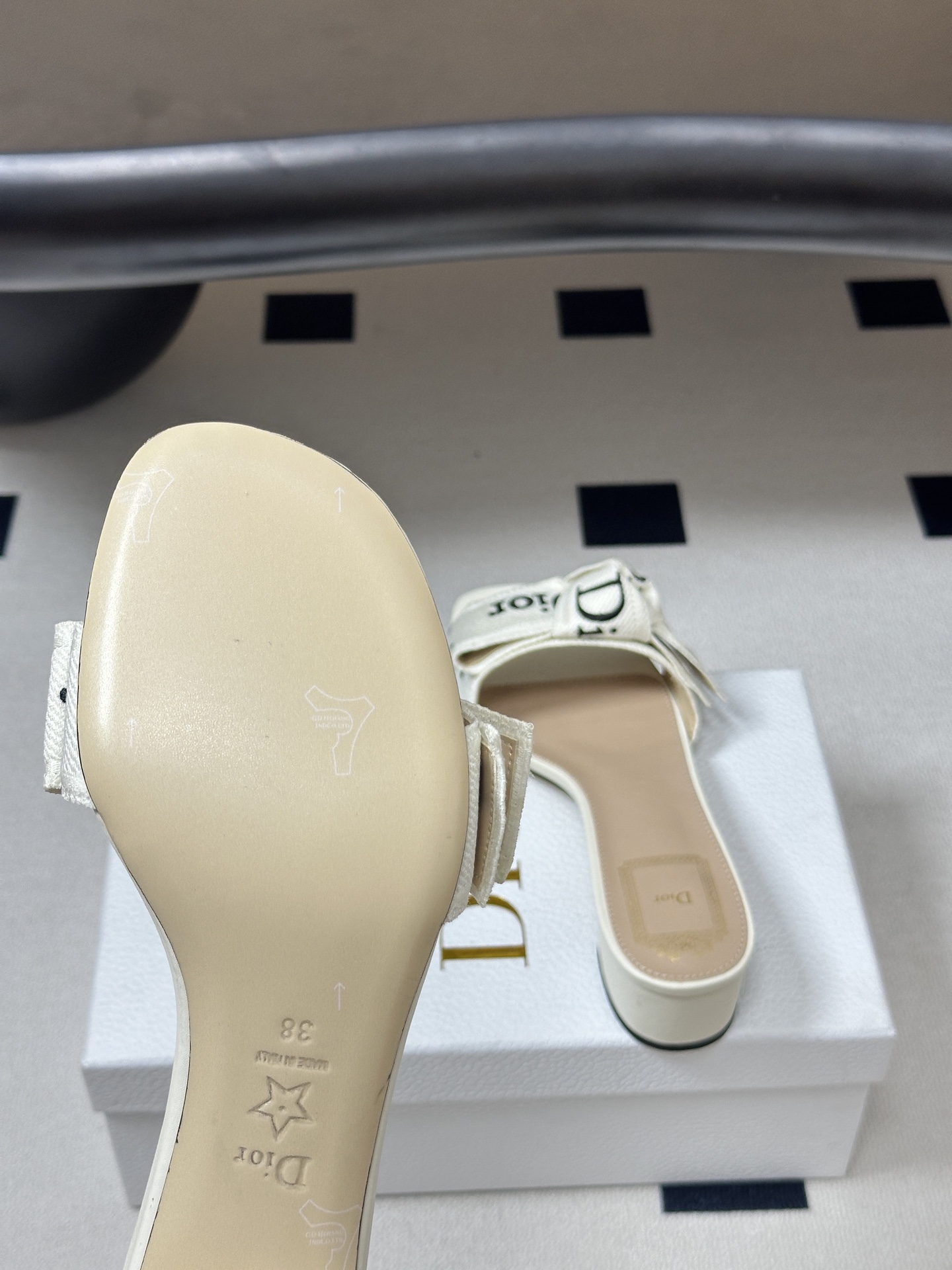 26ss春夏新款Dior 迪奥 J'Adior 经典字母织带蝴蝶结平底凉拖鞋 CD 刺绣粗跟一字带拖鞋这