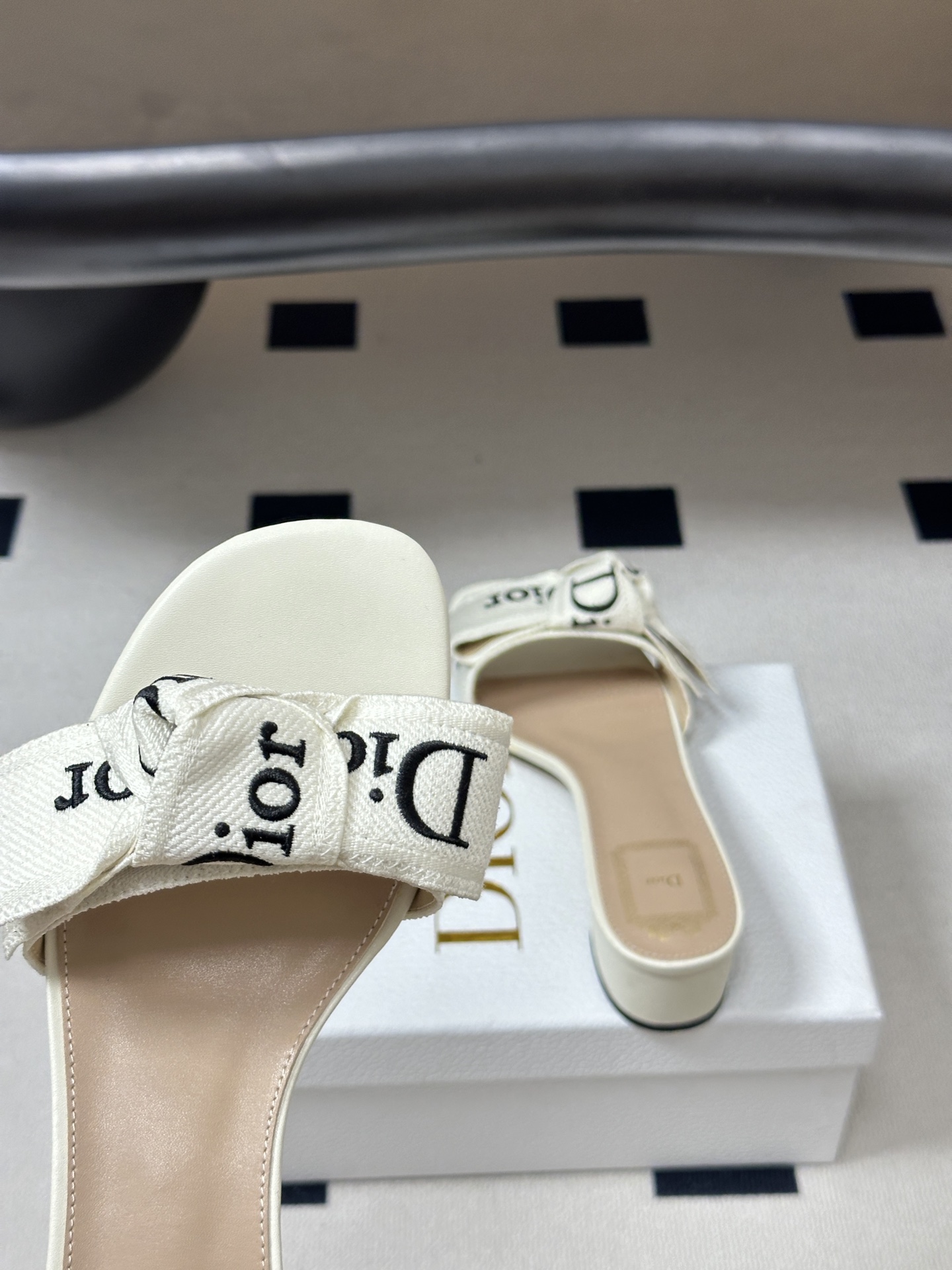 26ss春夏新款Dior 迪奥 J'Adior 经典字母织带蝴蝶结平底凉拖鞋 CD 刺绣粗跟一字带拖鞋这