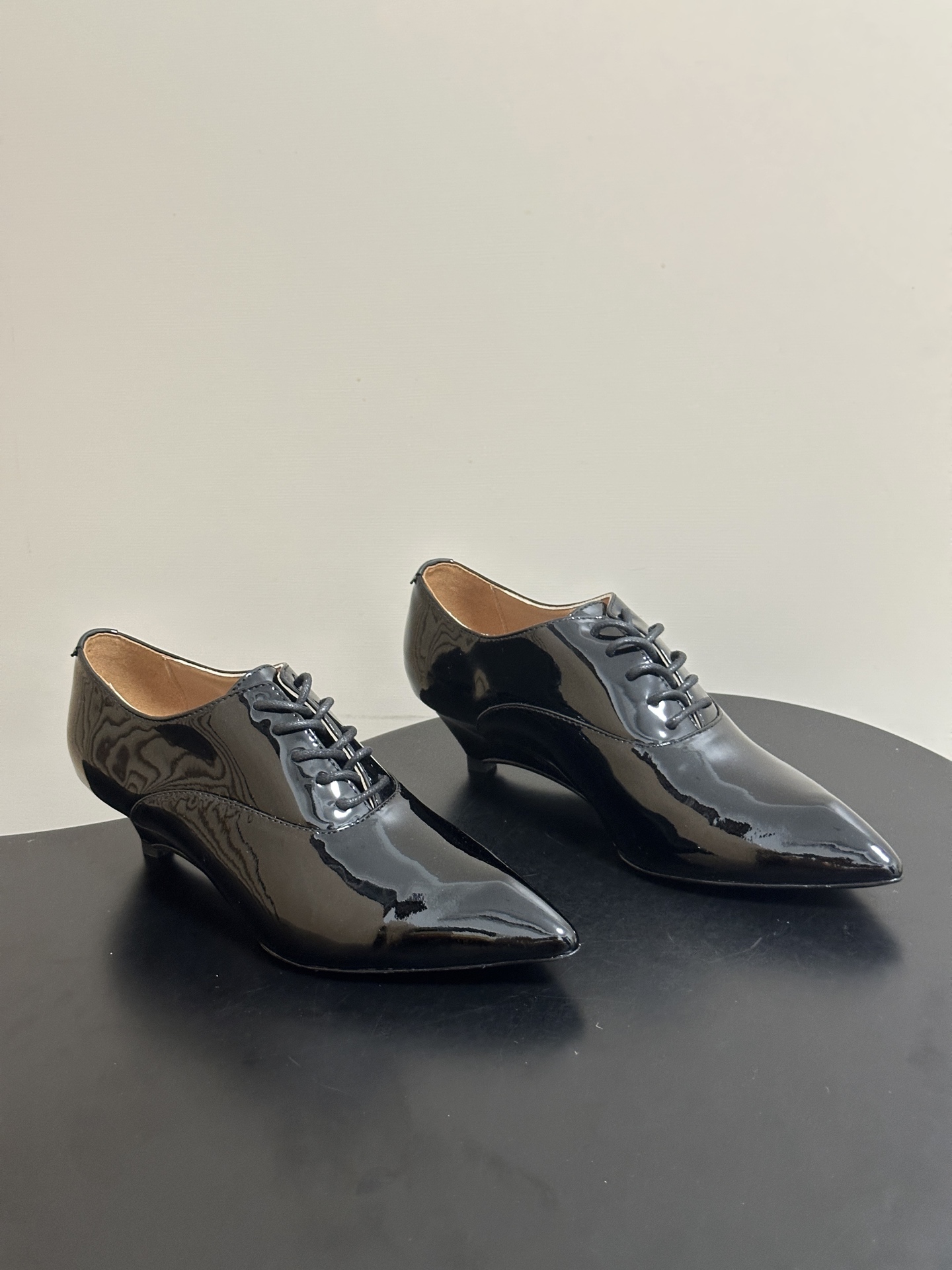 NO:817584,- JIL SANDER 26Fw new spring and summer retro-style small wedge-heeled pointed-toe single shoes with lace-up glossy small leather loafers. Clean lines and high-end lacquer light are integrated into the shoe shape, exuding unintentional sophistication with every step. The lace-up pointed head design says goodbye to redundancy and cumbersomeness. The simple version details show a low-key taste. The sharp toe box envelops a restrained and alienated edge. Pair with suit wide-leg pants or slim trousers to create a clean and minimalist commuting atmosphere.  Suitable for fashionistas who pursue texture but don't like to be ostentatious. Basic style but with a high-end cool atmosphere. Cow patent leather upper, sheepskin lining, Italian genuine leather outsole, heel height 4cm, size 35-39 (34.40.41 custom-made, non-returnable), single shoes, jil sander, jil sander, loafers, business suit, sheepskin, Leather soles19860909- JIL SANDER 吉尔桑达 26Fw春夏新款复古风小坡跟尖头单鞋系带亮面小皮鞋乐福鞋 利落线条与高级漆光融入鞋型 每一步都散发毫不刻意的精致 系带尖颅设计告别冗余累赘 简约版型细节尽显低调品味 尖锐鞋头裹挟克制又疏离的锋芒 搭配西装阔腿裤或是修身长裤打造干净利落极简通勤氛围感 适配追求质感又不爱张扬的穿搭达人 基础款却自带高级清冷气场 鞋面牛漆皮 内里垫脚羊皮 鞋底意大利真皮大底 跟高4cm 码数35-39（34.40.41定做不退换）,单鞋,jil sander,jil sander,loafers,business suit,sheepskin,Leather soles,Women's Shoes