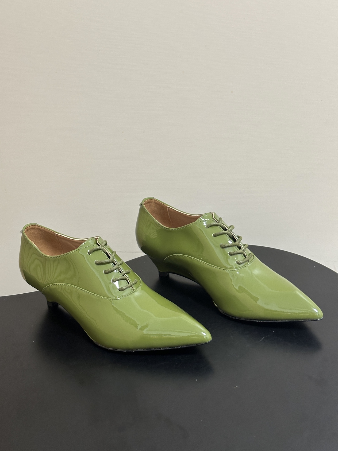 JIL SANDER 吉尔桑达 26Fw春夏新款复古风小坡跟尖头单鞋系带亮面小皮鞋乐福鞋利落线条与高级漆