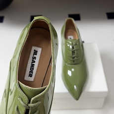 JIL SANDER 吉尔桑达 26Fw春夏新款复古风小坡跟尖头单鞋系带亮面小皮鞋乐福鞋利落线条与高级漆 JIL SANDER 吉尔桑达 26Fw春夏新款复古风小坡跟尖头单鞋系带亮面小皮鞋乐福鞋利落线条与高级漆