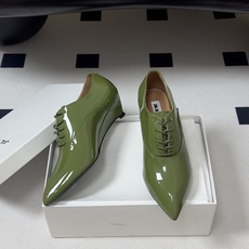 JIL SANDER 吉尔桑达 26Fw春夏新款复古风小坡跟尖头单鞋系带亮面小皮鞋乐福鞋利落线条与高级漆 JIL SANDER 吉尔桑达 26Fw春夏新款复古风小坡跟尖头单鞋系带亮面小皮鞋乐福鞋利落线条与高级漆