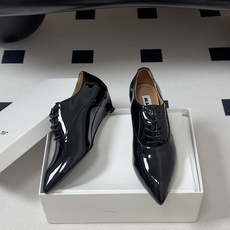 JIL SANDER 吉尔桑达 26Fw春夏新款复古风小坡跟尖头单鞋系带亮面小皮鞋乐福鞋利落线条与高级漆 JIL SANDER 吉尔桑达 26Fw春夏新款复古风小坡跟尖头单鞋系带亮面小皮鞋乐福鞋利落线条与高级漆