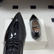 JIL SANDER 吉尔桑达 26Fw春夏新款复古风小坡跟尖头单鞋系带亮面小皮鞋乐福鞋利落线条与高级漆 JIL SANDER 吉尔桑达 26Fw春夏新款复古风小坡跟尖头单鞋系带亮面小皮鞋乐福鞋利落线条与高级漆