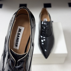 JIL SANDER 吉尔桑达 26Fw春夏新款复古风小坡跟尖头单鞋系带亮面小皮鞋乐福鞋利落线条与高级漆 JIL SANDER 吉尔桑达 26Fw春夏新款复古风小坡跟尖头单鞋系带亮面小皮鞋乐福鞋利落线条与高级漆