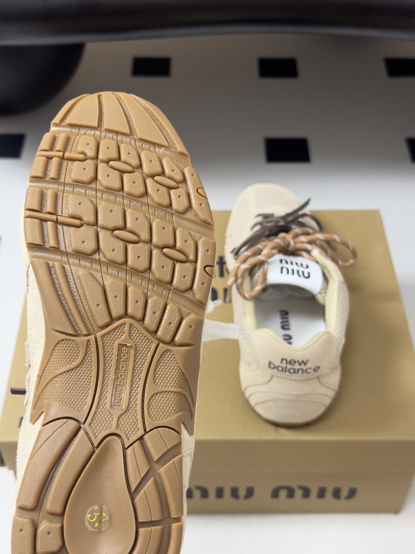 MIUMIU X New 缪缪 Balance 530 NB联名走秀款 2026 最新配色 牛反绒皮革网