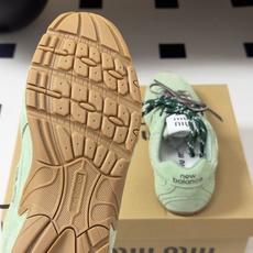 MIUMIU X New 缪缪 Balance 530 NB联名走秀款 2026 最新配色 牛反绒皮革网 MIUMIU X New 缪缪 Balance 530 NB联名走秀款 2026 最新配色 牛反绒皮革网