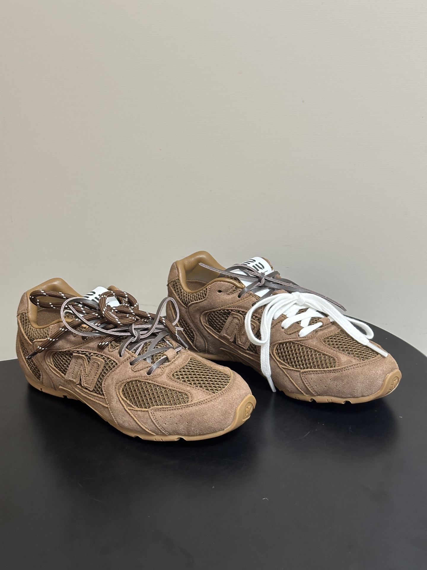 NO:817579,- MIUMIU  Extremely fashionable, a must-have item for fashionistas!  The upper is made of cow suede leather spliced ​​with custom mesh. The inner foot pad is customized with breathable mesh. The sole is molded TPU anti-slip outsole, adding deep wear-resistant materials. The shoelaces are made of specific two-color shoelaces and genuine leather cut strips. The shoelaces are made of complex waste materials. The code number is 35-39 (customized for 40 pieces, non-refundable), casual shoes/sports shoes, miumiu, sneakers19860909- MIUMIU X New 缪缪 Balance 530 NB联名走秀款 2026 最新配色 牛反绒皮革网眼运动鞋复古球鞋网面系带休闲德训鞋 超级无敌大热门,无论你如何穿搭请都不要放过这一双530系列的运动鞋 非常好搭配！ 洋气到不行,时髦精必备单品 ！ 鞋面牛反绒皮拼接定制网布 内里垫脚定制透气网布 鞋底开模TPU防滑大底,加入深层耐磨材料. 鞋带特定双色鞋带加真皮裁条鞋带做工复杂废料 码数35-39（40定做不退换）,休闲鞋/运动鞋,miumiu,sneakers,Women's Shoes