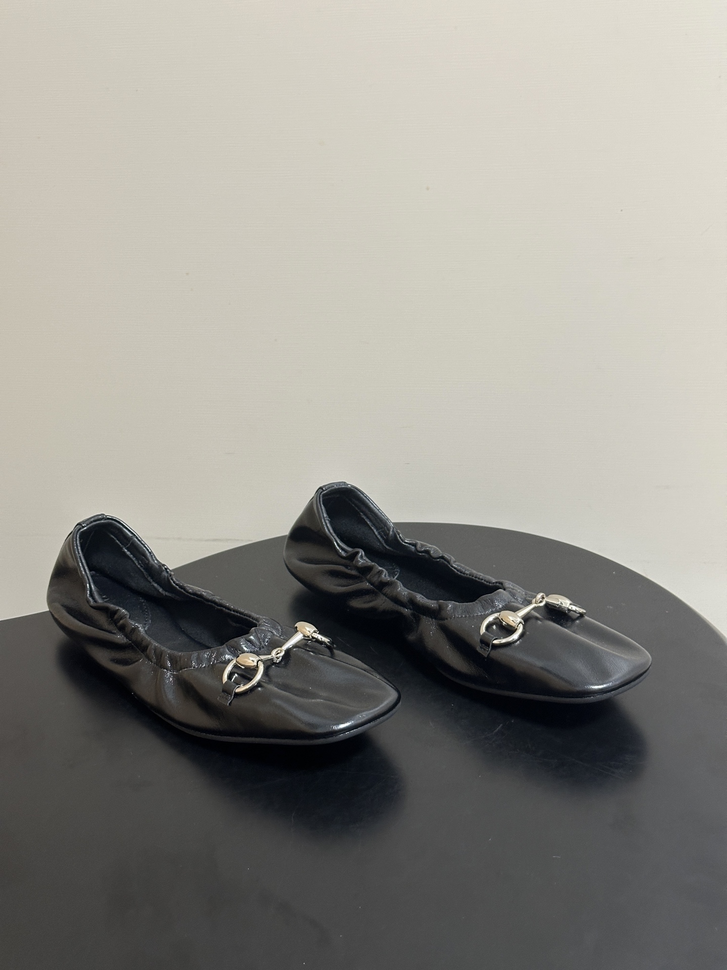 NO:817564,- 26Ss new spring and summer Gucci Prima series ballet shoes classic metal horsebit elastic band flat dancing shoes The 'Generation Gucci' series deeply explores the brand's archive elements, blends the designs of different generations into one, and composes a unique aesthetic chapter. The iconic horsebit ballet flats exude modern elegance. This shoe uses a soft leather upper with an elastic rib collar, which perfectly blends comfort and casual style, and is equipped with equestrian-inspired metal accessories.  Original molded metal hardware buckle, custom-made ancient soft tanned wax leather/sheep leather upper, sheepskin lining, molded rubber outsole, size 35-39 (40.41.42, custom-made, non-returnable), equipped with the latest ancola red packaging in the counter, ballet shoes, gucci, gucci, flats, sheepskin, sheepskin19860909- 26Ss春夏新款Gucci古驰 Prima系列芭蕾舞鞋经典金属马衔扣松紧带平底跳舞鞋单鞋 《Generation Gucci》系列深入探索品牌典藏元素,将不同世代的设计融汇于一体,谱写出独特的美学篇章.标志性的马衔扣芭蕾舞平底鞋散发现代优雅魅力.这款鞋履采用柔软皮革鞋面,搭配弹性罗纹鞋口,完美融合舒适与随性风格,并配有马术灵感设计的金属配件. 原版开模金属五金扣 鞋面定制古软鞣蜡皮/羊猄皮 内里垫脚羊皮 鞋底开模橡胶大底 码数35-39（40.41.42 定做不退换） 配专柜最新安可拉红色包装,芭蕾舞鞋,gucci,gucci,flats,sheepskin,sheep,Women's Shoes