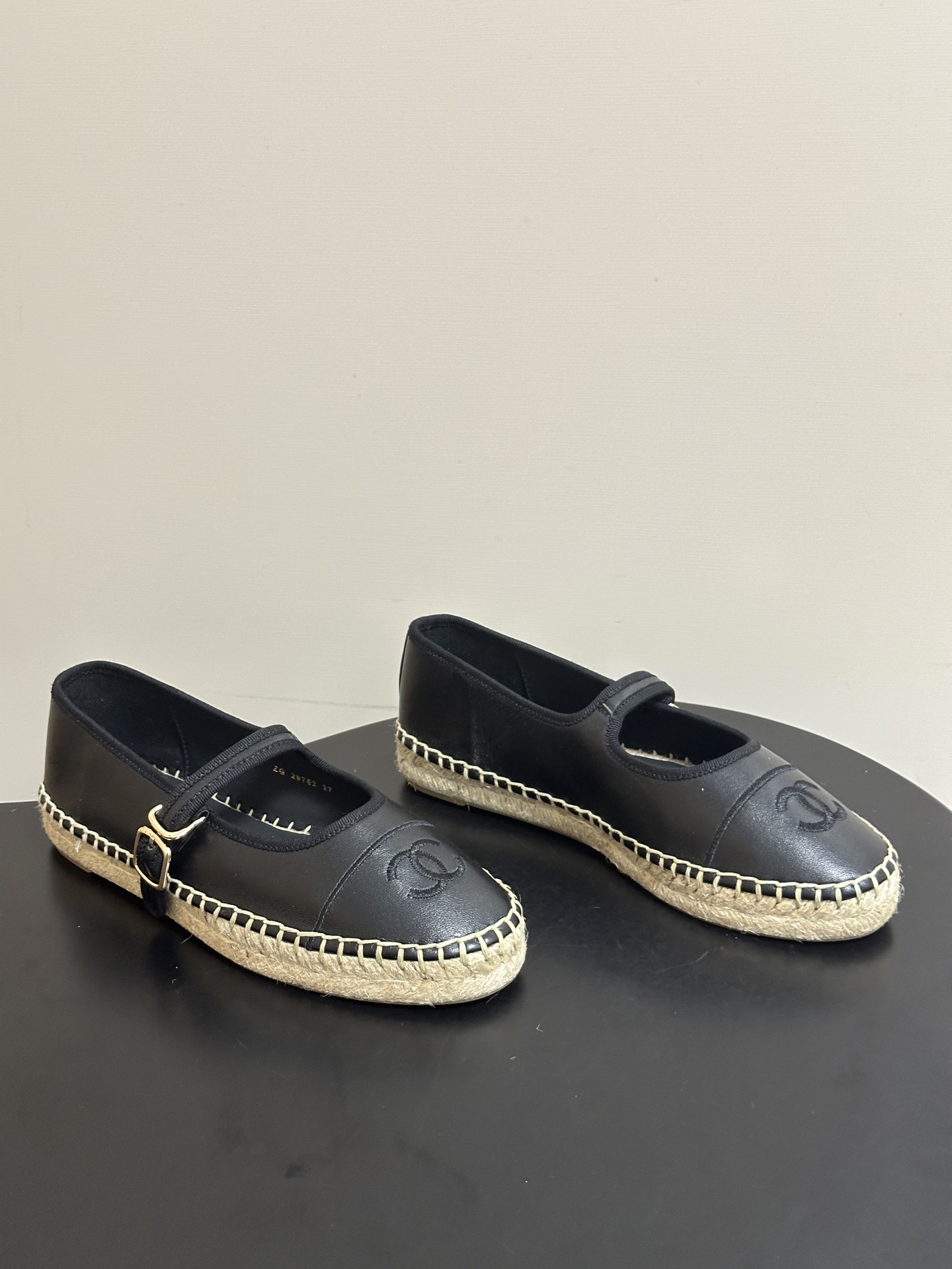 NO:817554,- 2026 Spring and Summer New Chanel Chanel 26C Xiaoxiang Classic Double C Embroidered Mary Jane Shoes Novel Buckle Hemp Rope Fisherman Shoes This Mary Jane is so cute that it makes the daughter of a wealthy family instantly feel retro, sweet and age-reducing!  Mary Jane's unique noble texture allows you to practice various combinations of beauty. Beauty and comfort coexist. Who can not be tempted?  The high-end simple style will never go out of style if worn over and over again. It vividly interprets the charm of the exclusive fragrant grandmother and creates more possibilities!  Sheepskin upper, sheepskin lining, original rubber-injected translucent rubber outsole/customized hemp rope, code number 35-39 (34.40.41.42, custom-made, non-returnable), mary jane, chanel, chanel, mary jane, espadrilles, sheepskin19860909- 2026春夏新款 Chanel 香奈儿 26C小香 经典双C刺绣玛丽珍鞋新颖搭扣麻绳渔夫鞋 这款玛丽珍 可爱到爆炸富家千金即视感 复古甜美减龄拿捏了！玛丽珍独有的高贵质感 可尽情实践关于美的各种搭配,美貌与舒适并存 试问谁能不心动呢？高级简约款反复穿也不过时 生动诠释专属香奶奶的魅力 塑造更多可能性！ 鞋面羊皮 内里垫脚羊皮 鞋底原版注胶半透明橡胶大底/定制麻绳 码数35-39（34.40.41.42 定做不退换）,玛丽珍,chanel,chanel,mary jane,espadrilles,sheepskin,Women's Shoes