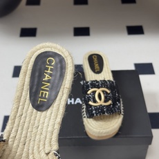 春夏新款Chanel 26A小香经典双C扣山茶花拖鞋厚底实木底凉拖鞋标志性的菱格山茶花闪耀夺目,自带贵气 春夏新款Chanel 26A小香经典双C扣山茶花拖鞋厚底实木底凉拖鞋标志性的菱格山茶花闪耀夺目,自带贵气