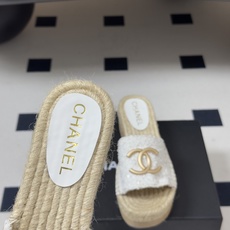 春夏新款Chanel 26A小香经典双C扣山茶花拖鞋厚底实木底凉拖鞋标志性的菱格山茶花闪耀夺目,自带贵气 春夏新款Chanel 26A小香经典双C扣山茶花拖鞋厚底实木底凉拖鞋标志性的菱格山茶花闪耀夺目,自带贵气