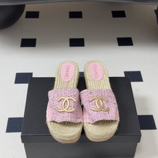 春夏新款Chanel 26A小香经典双C扣山茶花拖鞋厚底实木底凉拖鞋标志性的菱格山茶花闪耀夺目,自带贵气 春夏新款Chanel 26A小香经典双C扣山茶花拖鞋厚底实木底凉拖鞋标志性的菱格山茶花闪耀夺目,自带贵气