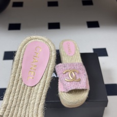 春夏新款Chanel 26A小香经典双C扣山茶花拖鞋厚底实木底凉拖鞋标志性的菱格山茶花闪耀夺目,自带贵气 春夏新款Chanel 26A小香经典双C扣山茶花拖鞋厚底实木底凉拖鞋标志性的菱格山茶花闪耀夺目,自带贵气