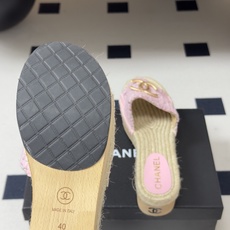 春夏新款Chanel 26A小香经典双C扣山茶花拖鞋厚底实木底凉拖鞋标志性的菱格山茶花闪耀夺目,自带贵气 春夏新款Chanel 26A小香经典双C扣山茶花拖鞋厚底实木底凉拖鞋标志性的菱格山茶花闪耀夺目,自带贵气