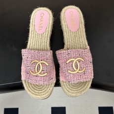 春夏新款Chanel 26A小香经典双C扣山茶花拖鞋厚底实木底凉拖鞋标志性的菱格山茶花闪耀夺目,自带贵气 春夏新款Chanel 26A小香经典双C扣山茶花拖鞋厚底实木底凉拖鞋标志性的菱格山茶花闪耀夺目,自带贵气