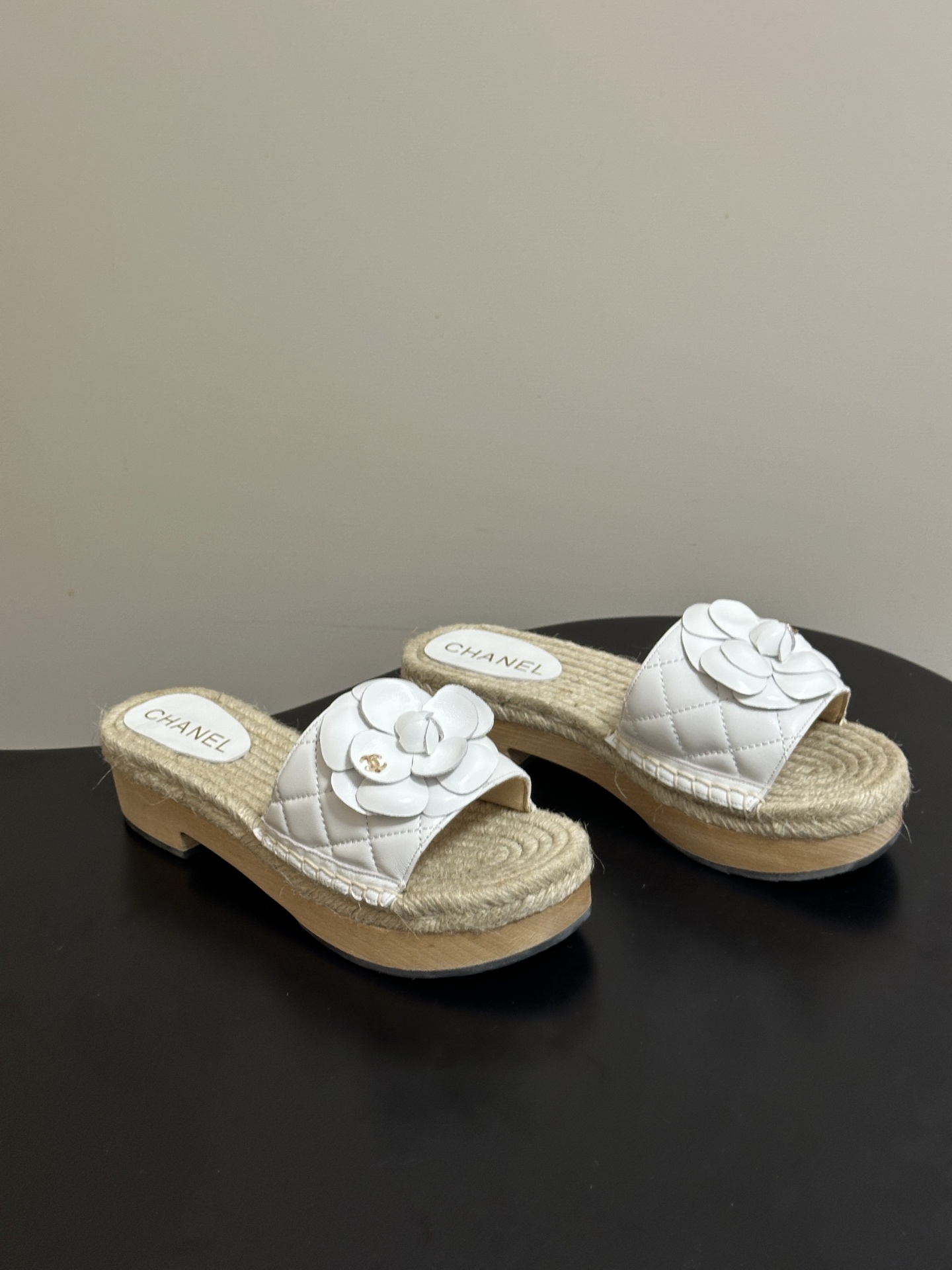 NO:818534,- Spring and summer new Chanel 26A Xiaoxiang classic double C buckle camellia slippers, thick-soled solid wood-soled sandals. The iconic rhombus camellia is dazzling and has its own nobility. It injects the brand soul into the slippers and is a self-evident symbol of identity and taste. The thick-soled design is simply a blessing for little people!  The 4cm original open-molded solid wood outsole can steadily increase height and instantly lengthen the leg lines. You can also feel the solidity and stability brought by solid wood when walking. With anti-slip texture, you can walk with confidence even on slippery ground. Sheepskin upper, hand-woven hemp rope lining, solid wood sole combined with rubber non-slip outsole, 4cm thick sole  Size 35-39 (40.41 customized, non-refundable), slippers, chanel, slippers, sheepskin19860909- 春夏新款Chanel 26A小香经典双C扣山茶花拖鞋厚底实木底凉拖鞋 标志性的菱格山茶花闪耀夺目,自带贵气,为拖鞋注入品牌灵魂,是身份与品味不言而喻的象征.厚底设计简直是小个子的福音！4cm的原版开模实木大底,稳稳增高 瞬间拉长腿部线条 .走路时也能感受到实木带来的扎实与稳重.加上防滑纹路,即使在湿滑地面也能放心行走. 鞋面羊皮 内里垫脚手工编织麻绳 鞋底实木底组合橡胶防滑大底 底厚4cm 码数35-39（40.41定做不退换）,拖鞋,chanel,slippers,sheepskin,Women's Shoes