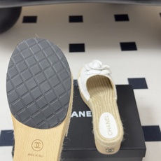 春夏新款Chanel 26A小香经典双C扣山茶花拖鞋厚底实木底凉拖鞋标志性的菱格山茶花闪耀夺目,自带贵气 春夏新款Chanel 26A小香经典双C扣山茶花拖鞋厚底实木底凉拖鞋标志性的菱格山茶花闪耀夺目,自带贵气
