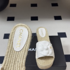 春夏新款Chanel 26A小香经典双C扣山茶花拖鞋厚底实木底凉拖鞋标志性的菱格山茶花闪耀夺目,自带贵气 春夏新款Chanel 26A小香经典双C扣山茶花拖鞋厚底实木底凉拖鞋标志性的菱格山茶花闪耀夺目,自带贵气