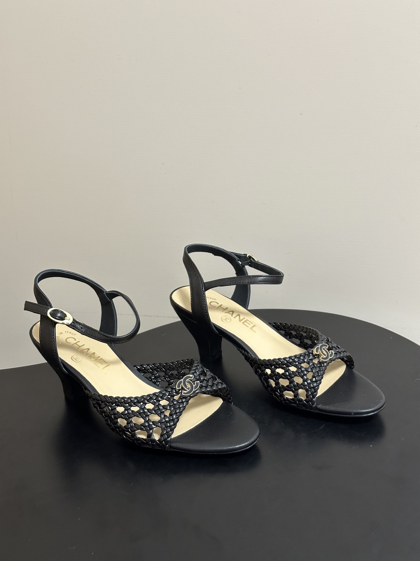 NO:818528,- 26Ss spring and summer new Chanel Xiaoxiang braided double C buckle hollow mule shoes small thick heel strap sandals How important is lazy, comfortable and tasteful wearing, I really can't put it down. The huge upper toes show the length of the legs, gray and high-end, and the whole person looks very expensive!  Cowhide upper, sheepskin lining, Italian genuine leather outsole, size 35-39 (40.41 custom made, non-returnable), high heels and slippers, chanel, high heels, slippers, cowhide, sheepskin, Leather soles19860909- 26Ss 春夏新款Chanel小香 编织双C扣镂空穆勒鞋小粗跟带跟凉拖鞋 慵懒舒适而不失品味的穿着是多么重要,真的爱不释手 上脚巨显腿长 灰常滴高级 整个人看起来就很贵！ 鞋面牛皮 内里垫脚羊皮 鞋底意大利真皮大底 码数35-39（40.41定做不退换）,高跟鞋拖鞋,chanel,high heels,slippers,cowhide,sheepskin,Leather soles,Women's Shoes
