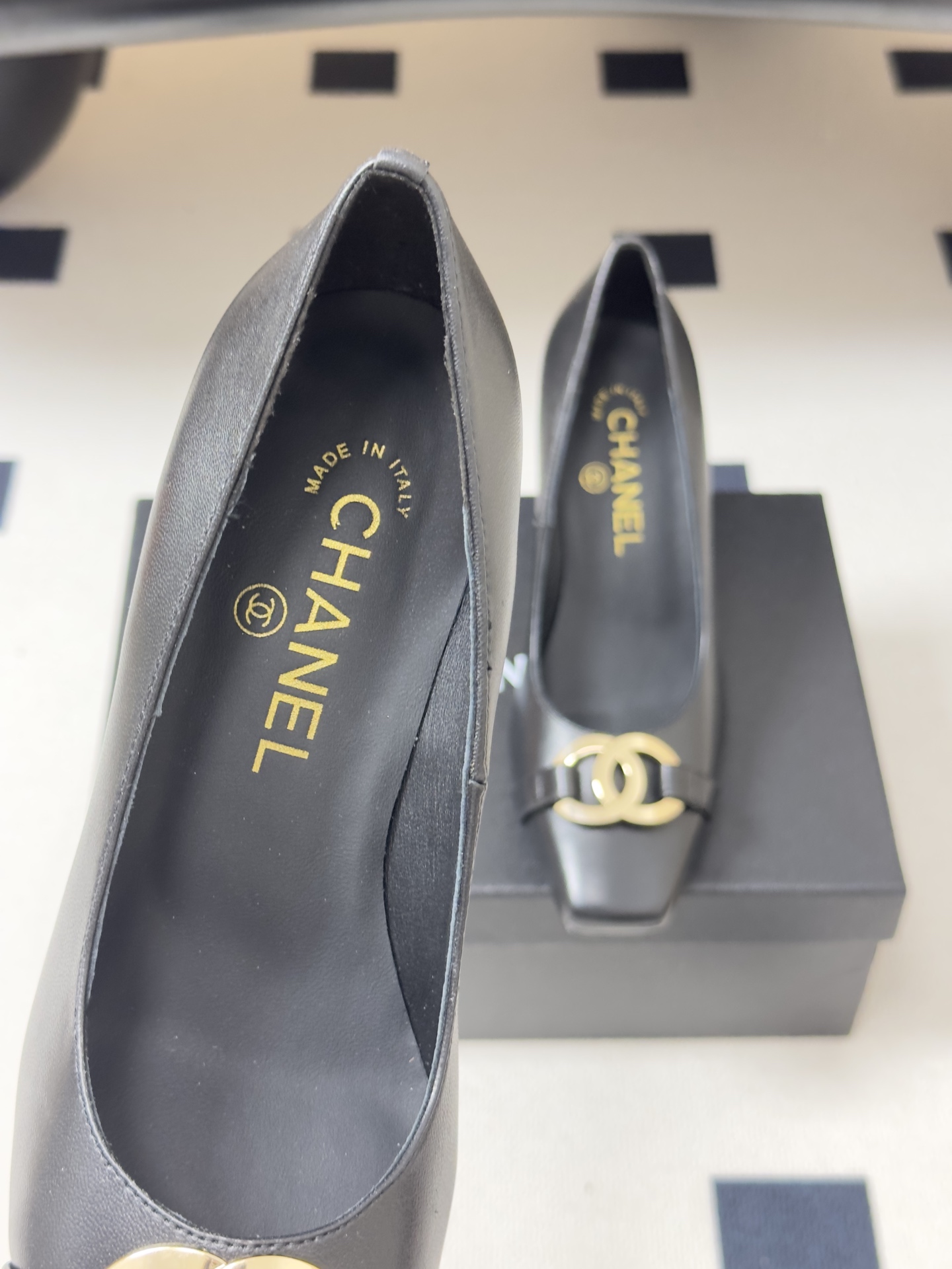 2026春夏新款 Chanel 小香方头双C金属扣高跟鞋复古浅口粗高跟单鞋鞋头的双C金属扣是品牌最具辨识