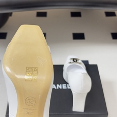 2026春夏新款 Chanel 小香方头双C金属扣高跟鞋复古浅口粗高跟单鞋鞋头的双C金属扣是品牌最具辨识 2026春夏新款 Chanel 小香方头双C金属扣高跟鞋复古浅口粗高跟单鞋鞋头的双C金属扣是品牌最具辨识