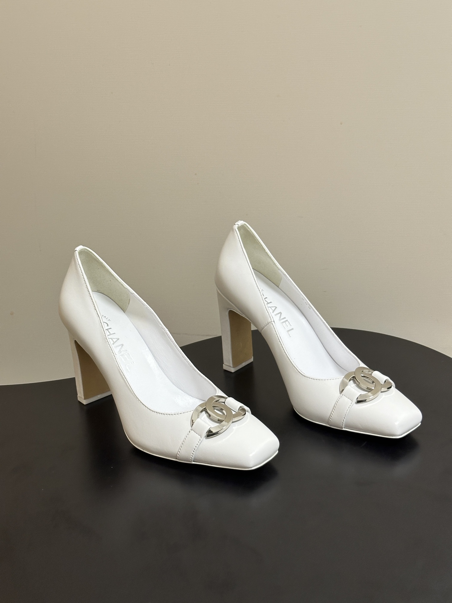 NO:818522,- 2026 Spring and Summer New Chanel Xiaoxiang Square Toe Double C Metal Buckle High Heels Retro Shallow Mouth Thick High Heel Single Shoes. The Double C metal buckle on the toe is the most recognizable element of the brand. The shiny metal material forms a delicate visual focus on the upper, low-key highlighting the brand style, and adding a retro elegance to the overall shoe shape. Paired with suit pants and straight skirts, the black model can create a capable and professional image, while the white/beige model is more gentle and intellectual.  The shallow mouth design exposes part of the instep, visually elongating the proportion of the legs, and is better when paired with short bottoms. Upper sheepskin/sheep leather lining foot sheepskin sole Italian leather outsole Heel height 9cn Size 35-39 (34.40.41.42 custom-made, non-returnable), high-heeled shoes, chanel, high heels, skirts, business suit, sheepskin, sheep, Leather soles19860909- 2026春夏新款 Chanel 小香方头双C金属扣高跟鞋复古浅口粗高跟单鞋 鞋头的双C金属扣是品牌最具辨识度的元素,亮面金属材质在鞋面上形成精致的视觉焦点,低调彰显品牌格调,同时为整体鞋型增添复古优雅感.搭配西装裤、直筒半身裙,黑色款可打造干练专业的形象,白色/米色款则更显温柔知性. 浅口设计露出部分脚背,视觉上拉长腿部比例,搭配短款下装效果更佳. 鞋面羊皮/羊猄皮 内里垫脚羊皮 鞋底意大利真皮大底 跟高9cn 码数35-39（34.40.41.42定做不退换）,高跟鞋单鞋,chanel,high heels,skirts,business suit,sheepskin,sheep,Leather soles,Women's Shoes