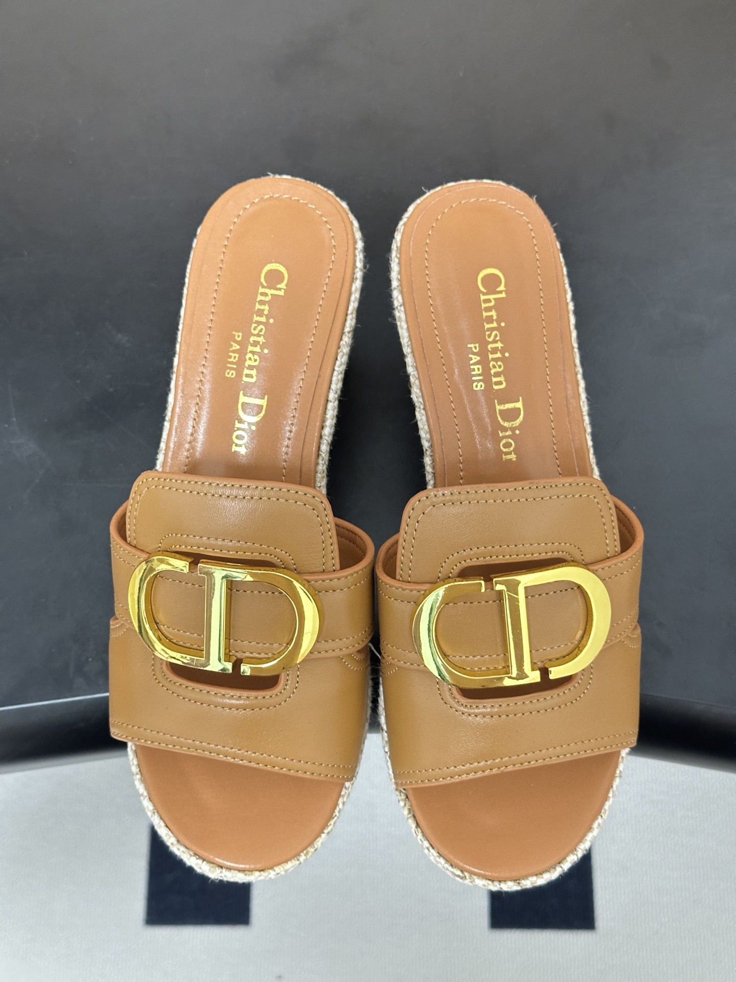 26ss春夏新款Dior 迪奥D🌾 Attitude 坡跟凉拖鞋经典 CD扣防水台拖鞋藤格纹草编麻绳底鱼